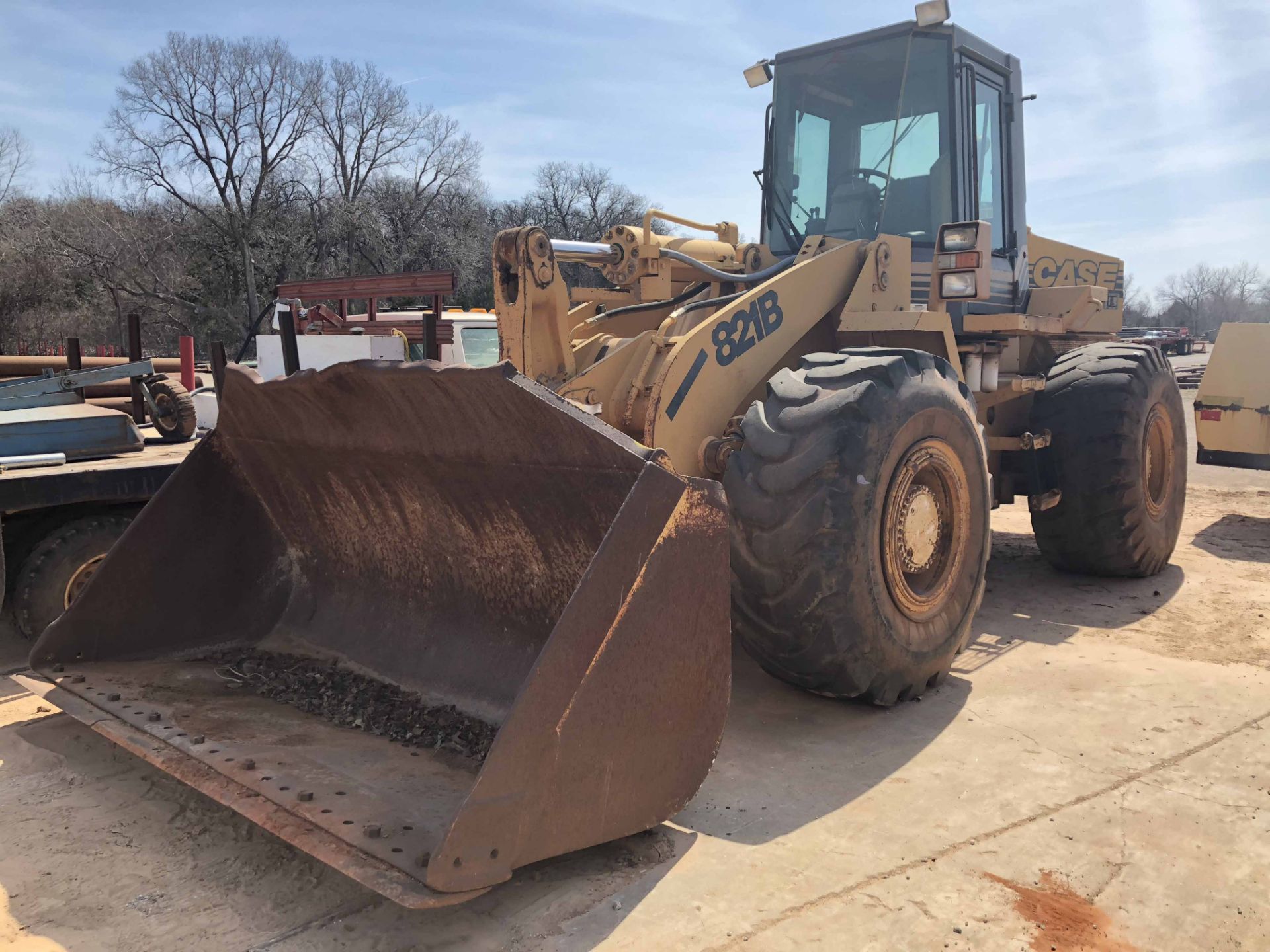 RUBBER TIRED BUCKET LOADER, CASE MDL. 821B, new 1998, bucket, engine runs, tires fair, hours