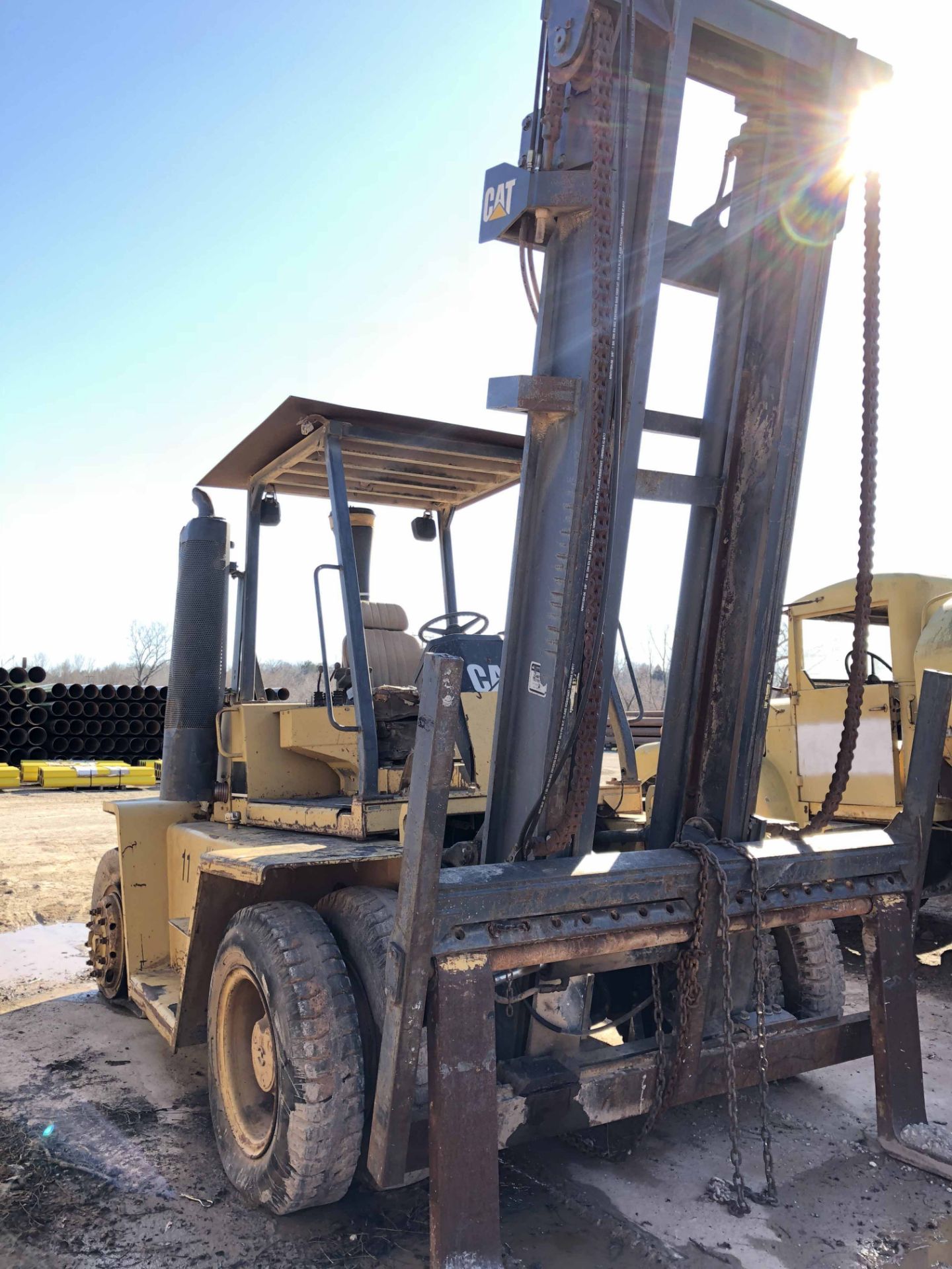 FORKLIFT, CATERPILLAR 20,000 LB. CAP. MDL. V200C, new 1992, 11,500 H.O.M., mast appears in good - Image 3 of 4