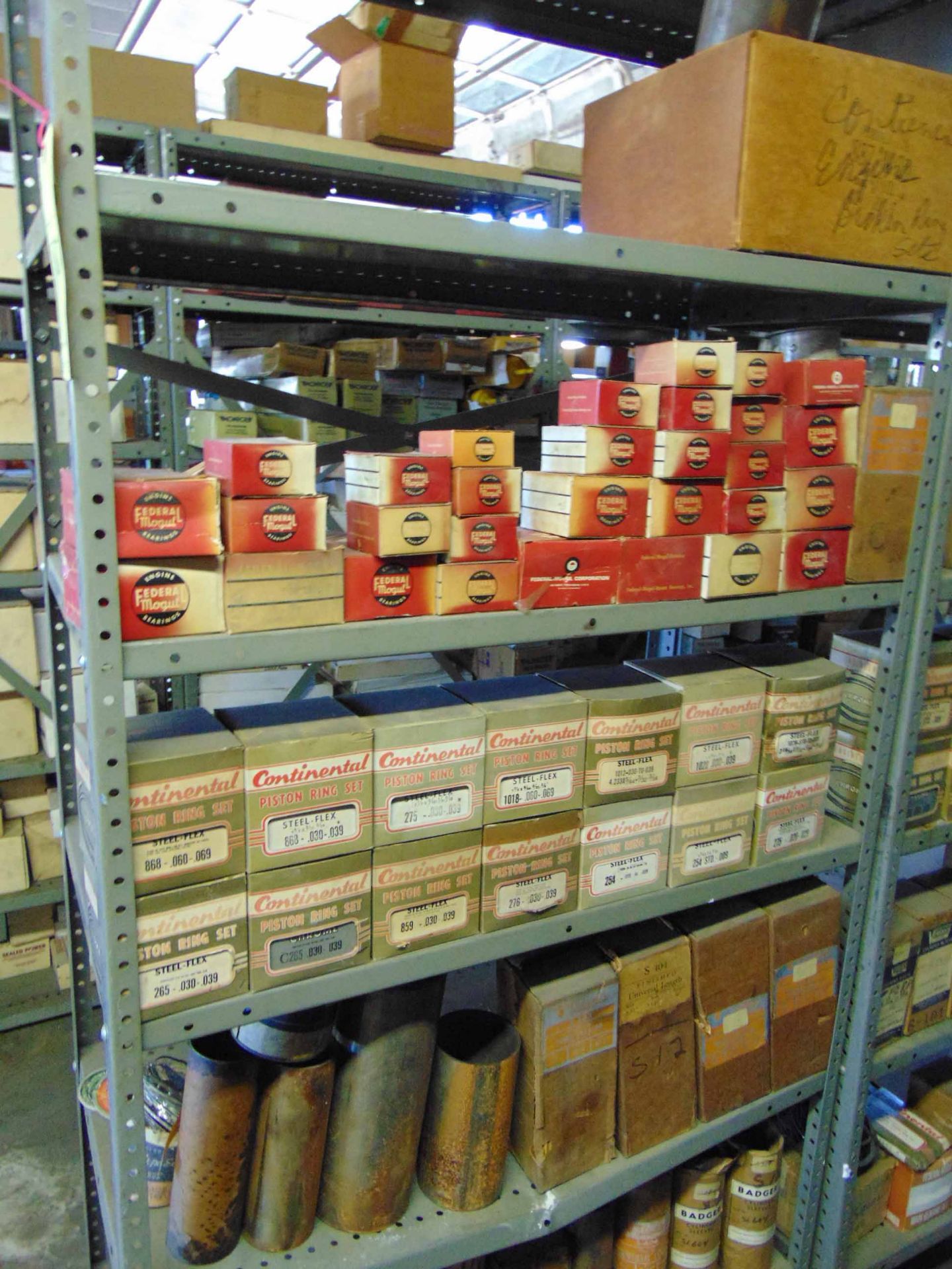 LOT CONSISTING OF: engine bearings, piston ring sets, cylinder sleeves, assorted (in one row) - Image 2 of 3