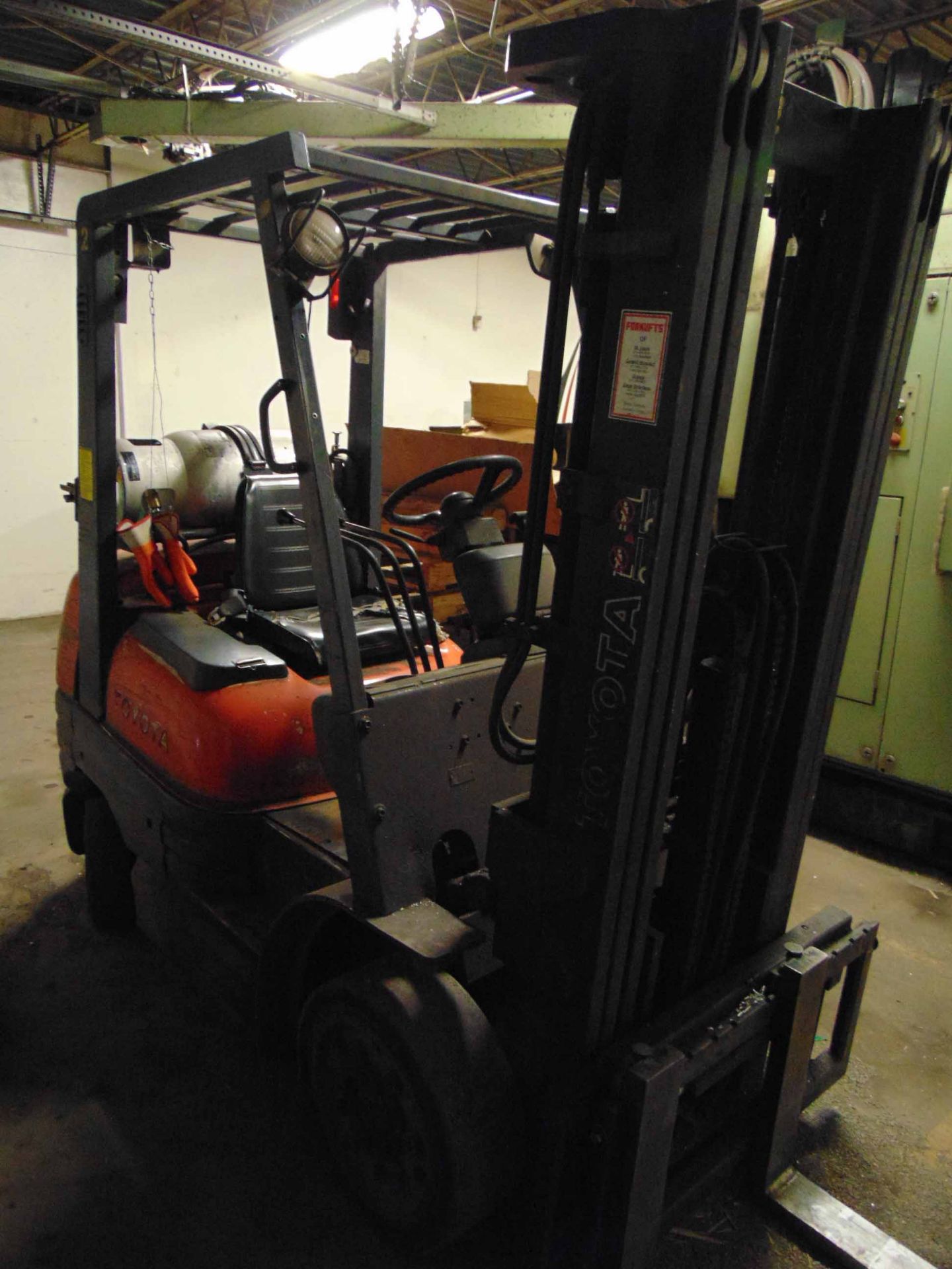 FORKLIFT, TOYOTA 3,050 LB. CAP. MDL. 42-6FGU25, LP pwrd., 3,050 lb. cap. @ 36” L.C., 189” max. - Image 2 of 8