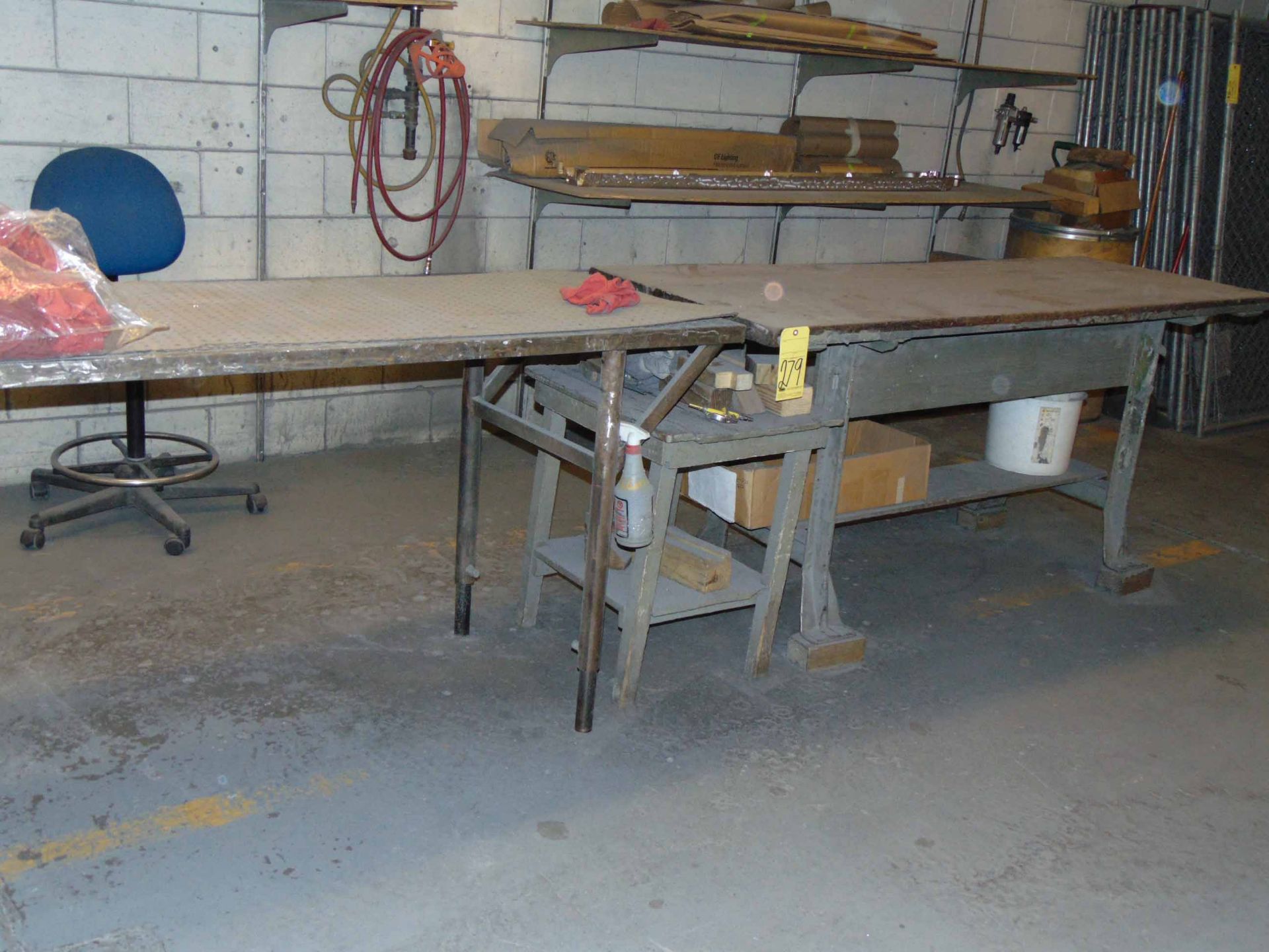 LOT OF WORKBENCHES (5), assorted