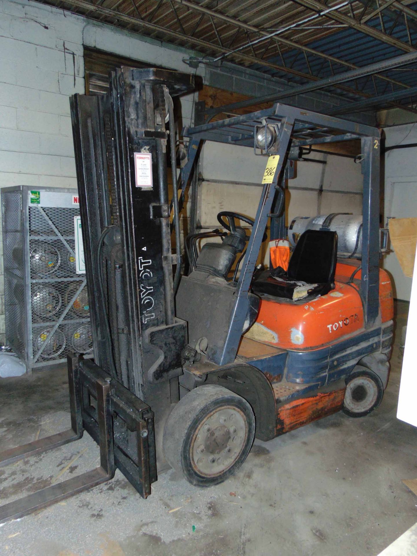 FORKLIFT, TOYOTA 3,050 LB. CAP. MDL. 42-6FGU25, LP pwrd., 3,050 lb. cap. @ 36” L.C., 189” max.