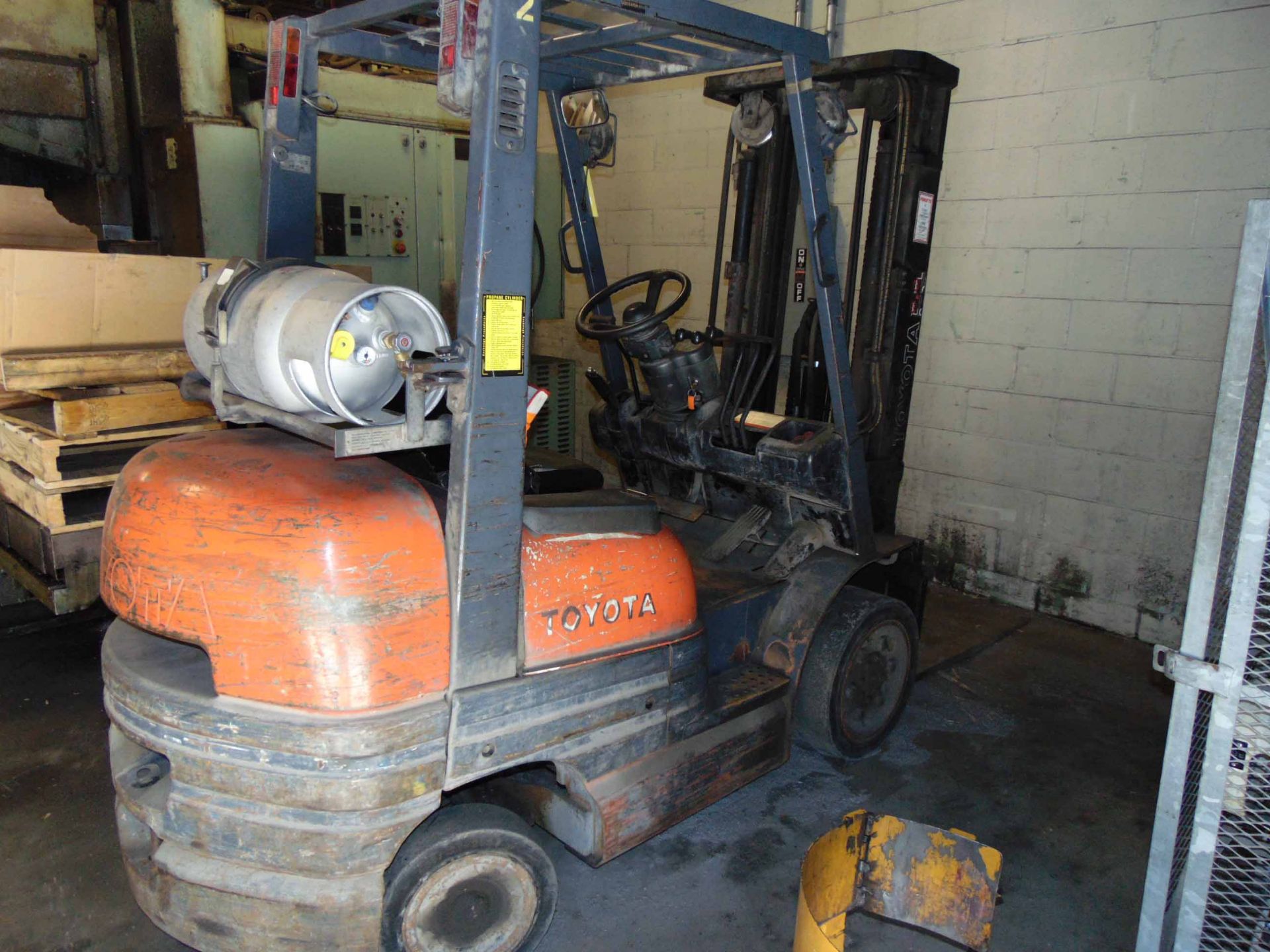 FORKLIFT, TOYOTA 3,050 LB. CAP. MDL. 42-6FGU25, LP pwrd., 3,050 lb. cap. @ 36” L.C., 189” max. - Image 8 of 8