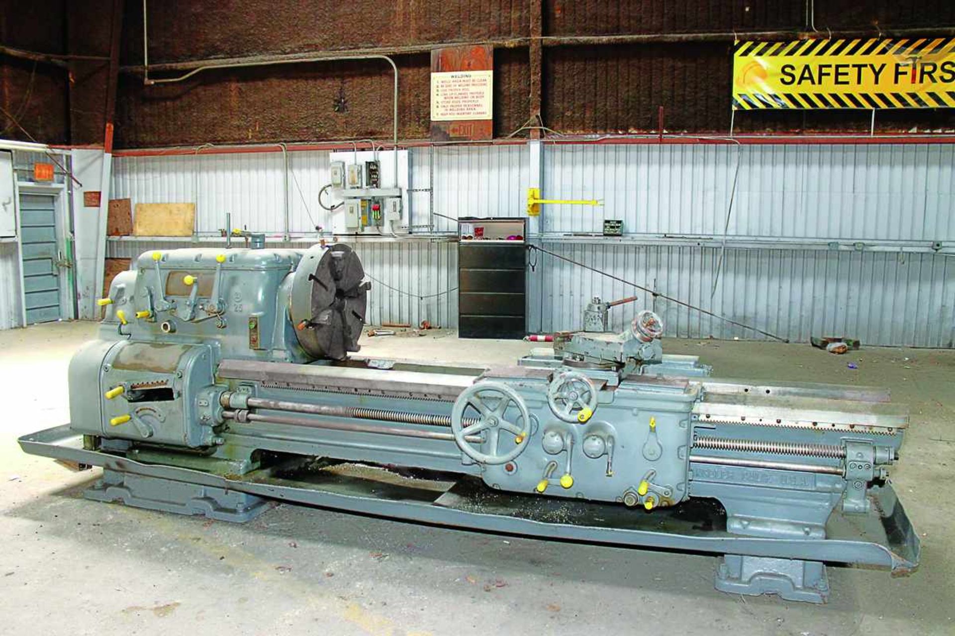 ENGINE LATHE, AXELSON MDL. 25, spds: 6-555 RPM, 24" dia. 4-jaw chuck, 72" centers, 28-3/4" sw.