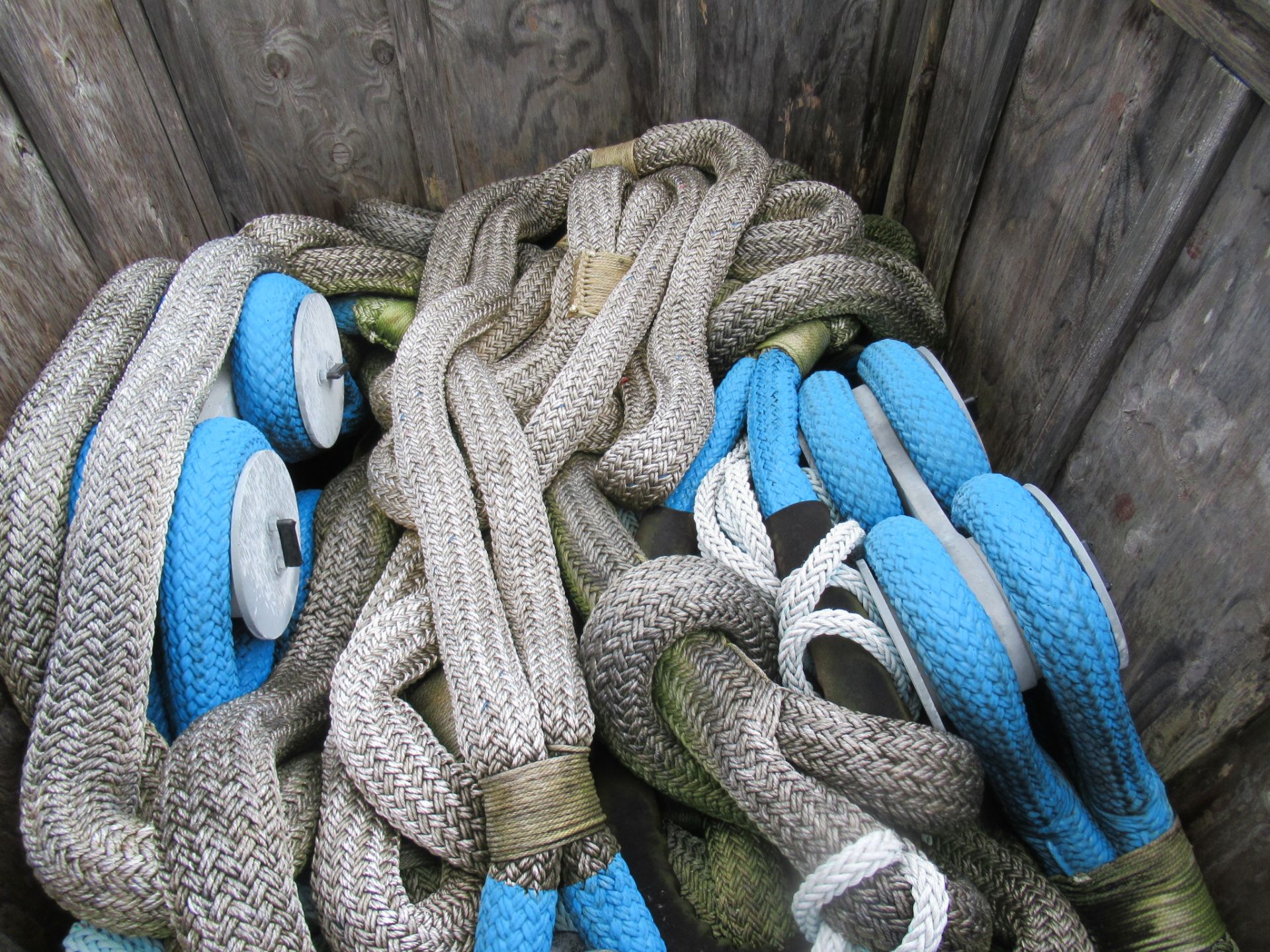 LOT OF POLYESTER ROPE, H.D., large capacity (in wooden box) (Location 5: Gulf Island Fabrication, - Image 3 of 3