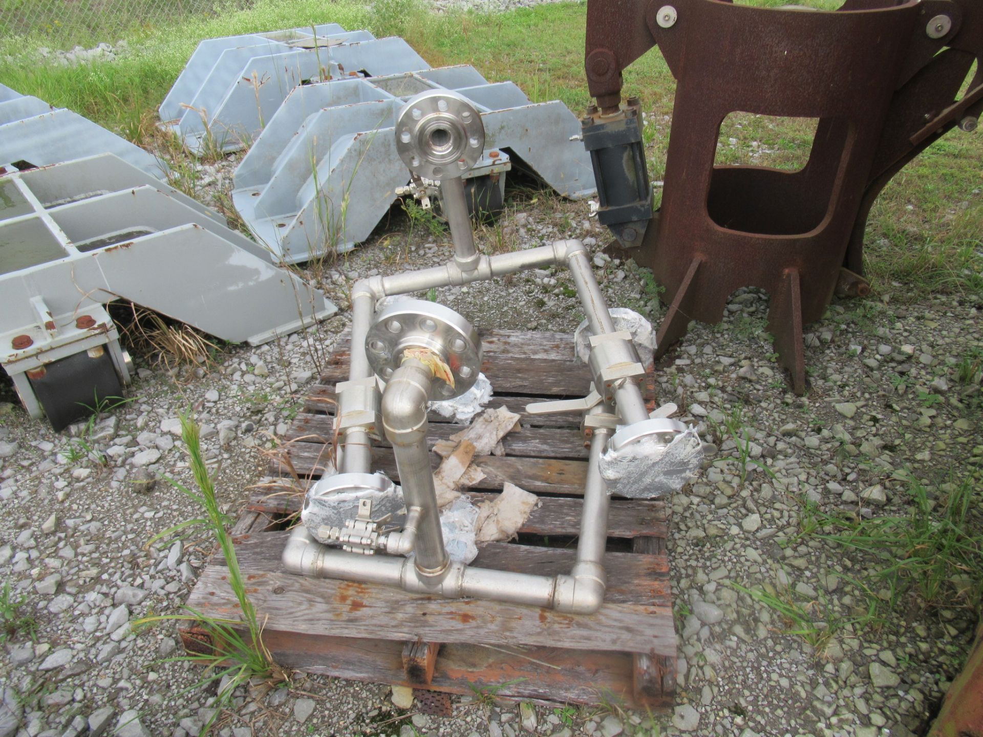 LOT CONSISTING OF: stainless steel spools, valves, tensioner test piece & (4) tensioner rollers ( - Image 6 of 8