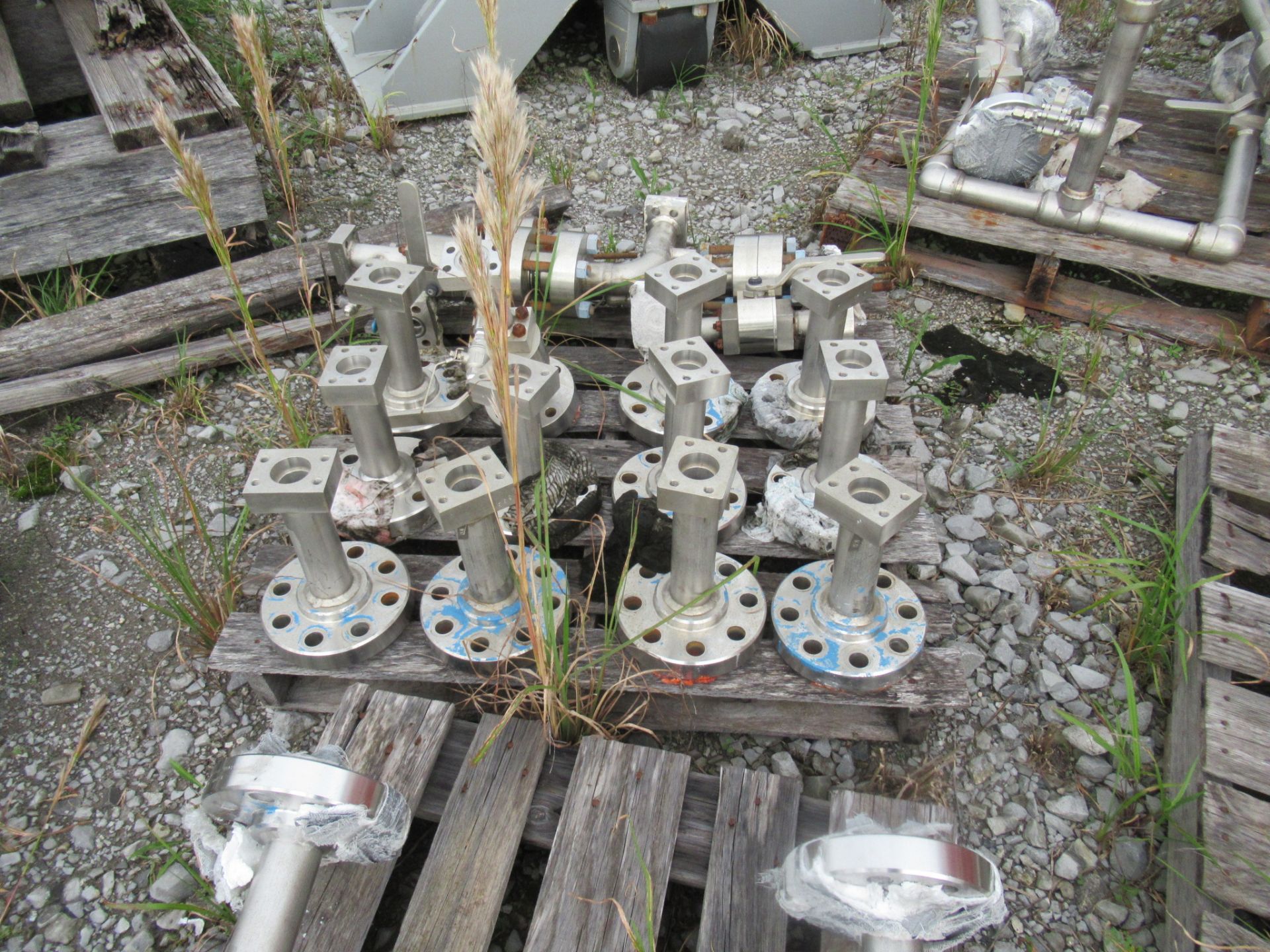 LOT CONSISTING OF: stainless steel spools, valves, tensioner test piece & (4) tensioner rollers ( - Image 4 of 8