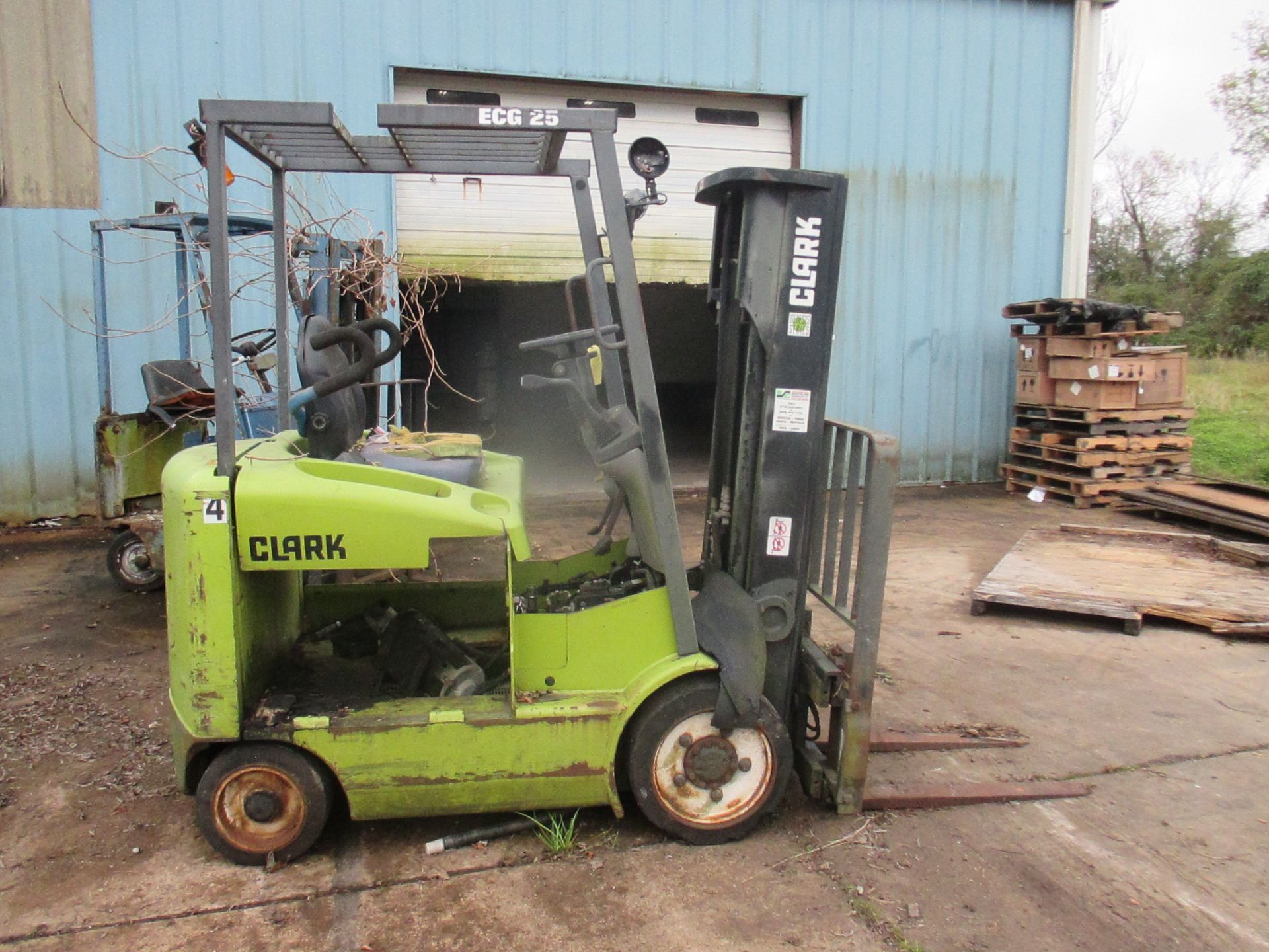 ELECTRIC FORKLIFT, CLARK (needs battery)