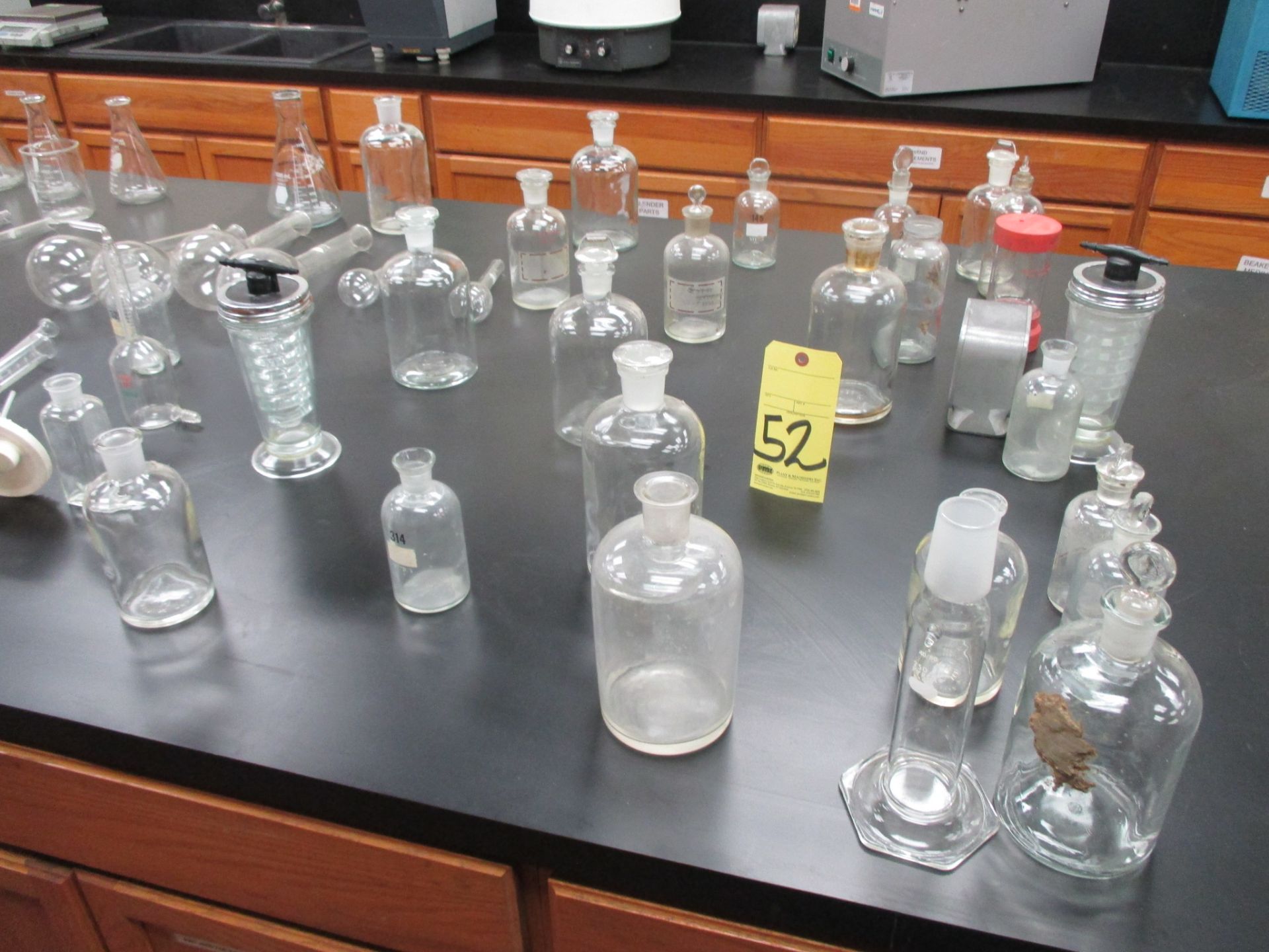 LOT OF LABORATORY GLASS