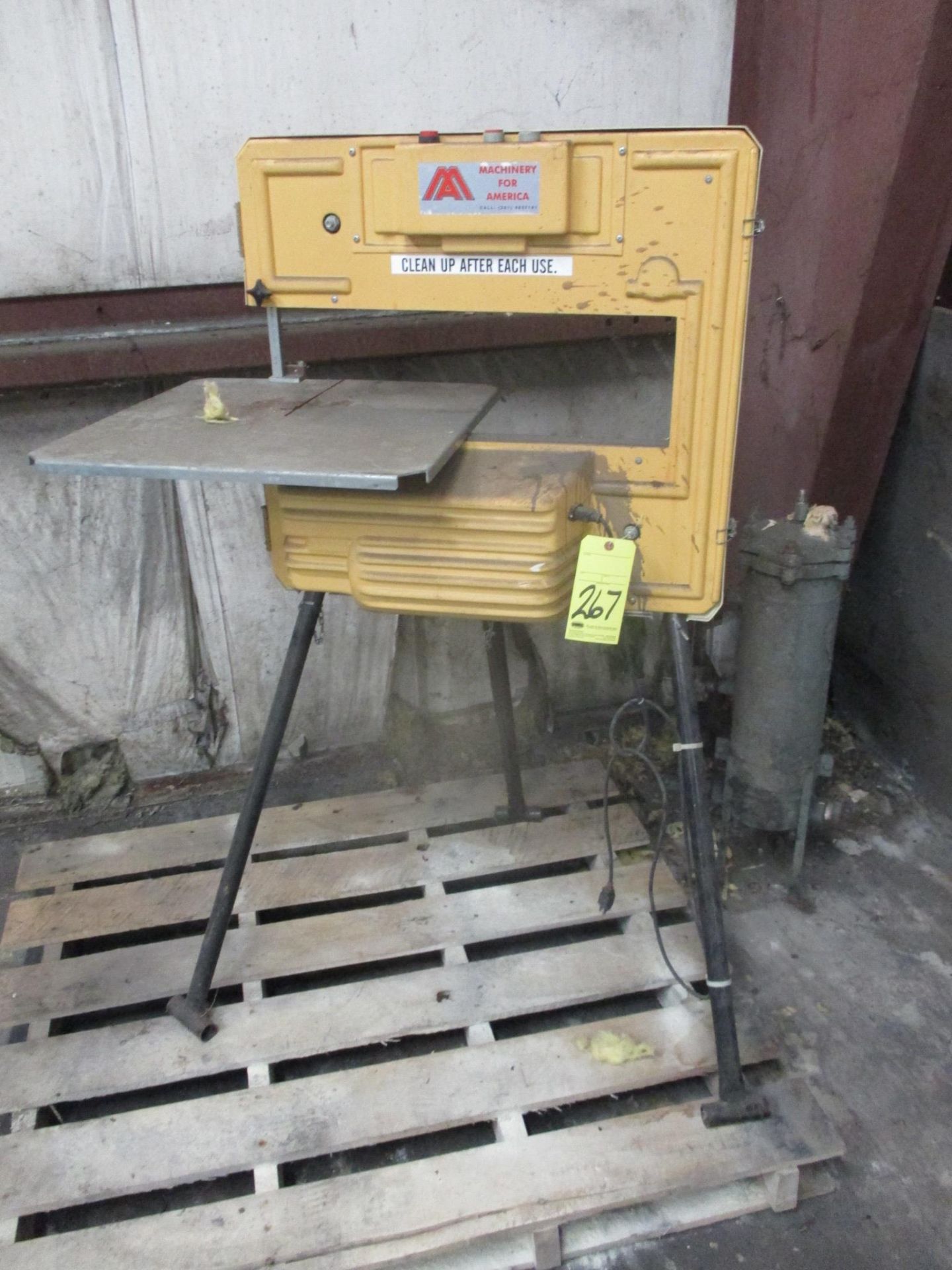 VERTICAL BANDSAW, "MACHINERY FOR AMERICA", 24" throat