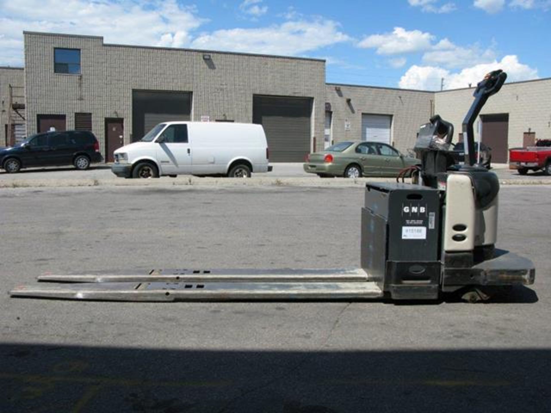 CROWN, PE4500-80, 8000 LBS, ELECTRIC, RIDING WALKIE - Image 4 of 9