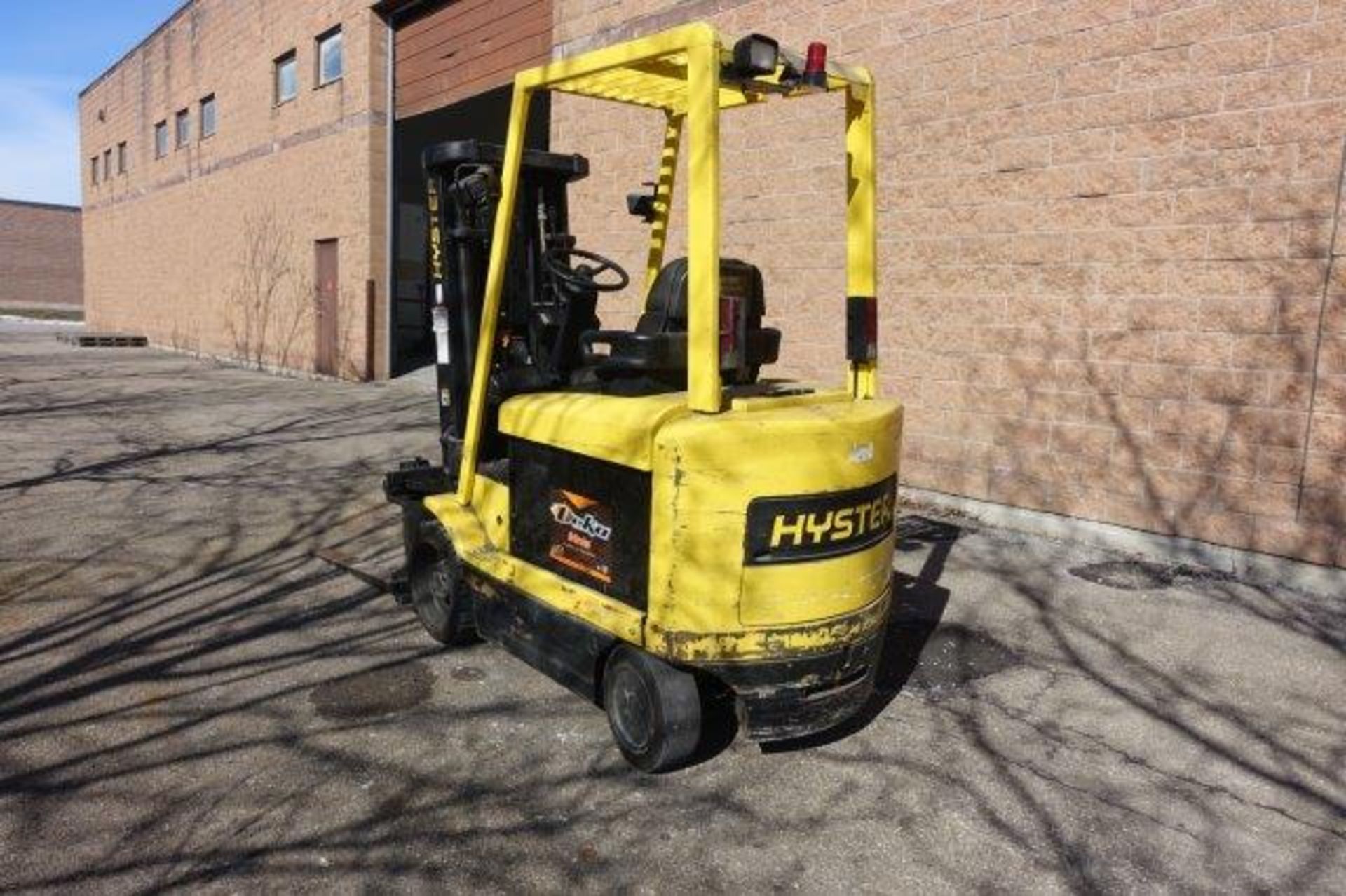 HYSTER, E60XM,-33, 5,800 LBS. 3 STAGE, 48V, BATTERY POWERED FORKLIFT, SIDESHIFT, 181" MAX LIFT - Image 3 of 8