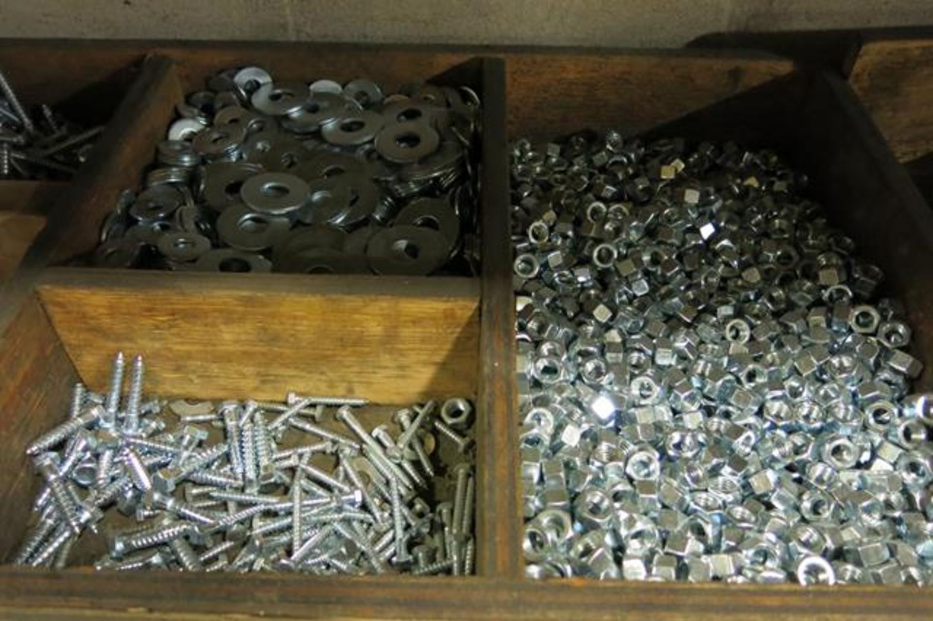 LOT OF ASSORTED CARRIAGE BOLTS, LAG BOLTS, WASHERS AND NUTS - Image 4 of 5