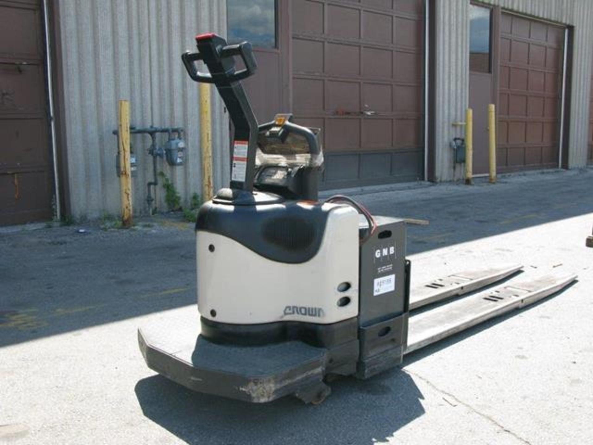 CROWN, PE4500-80, 8000 LBS, ELECTRIC, RIDING WALKIE - Image 6 of 9