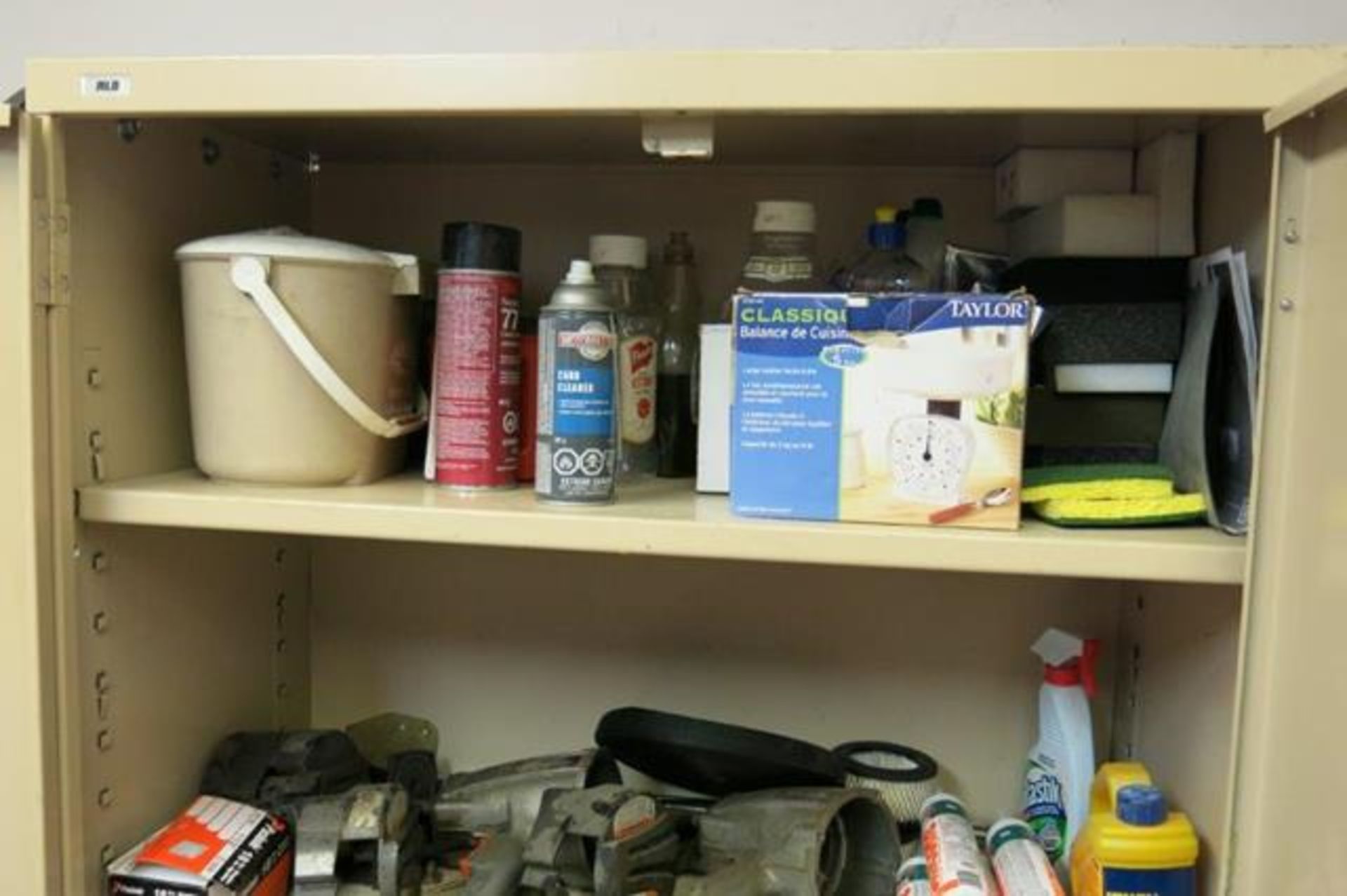 STORAGE CABINET AND CONTENTS - Image 5 of 6