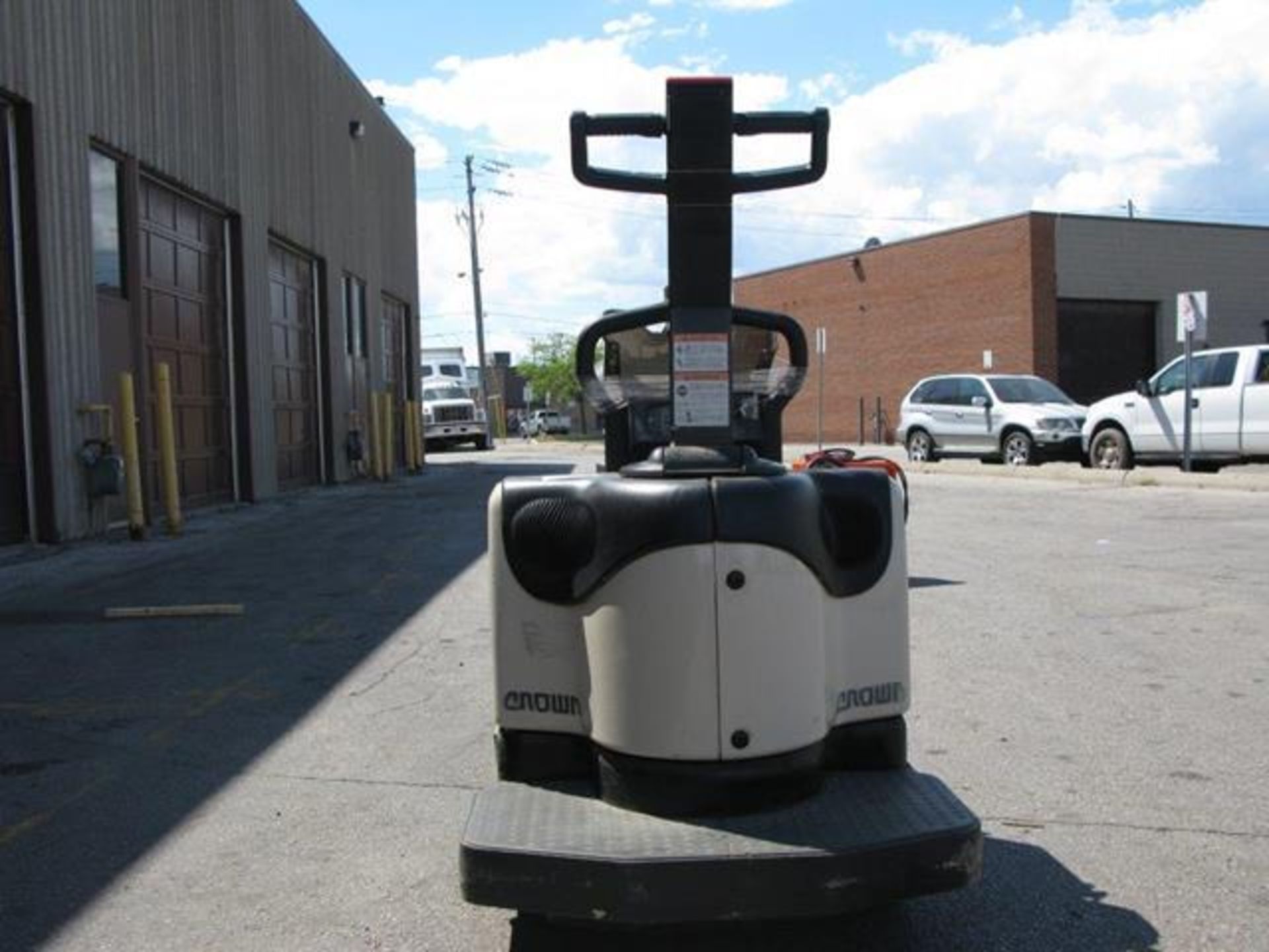 CROWN, PE4500-80, 8000 LBS, ELECTRIC, RIDING WALKIE - Image 5 of 9