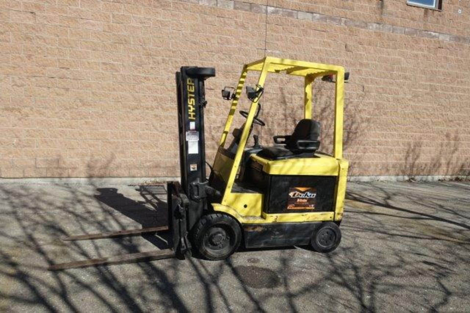 HYSTER, E60XM,-33, 5,800 LBS. 3 STAGE, 48V, BATTERY POWERED FORKLIFT, SIDESHIFT, 181" MAX LIFT