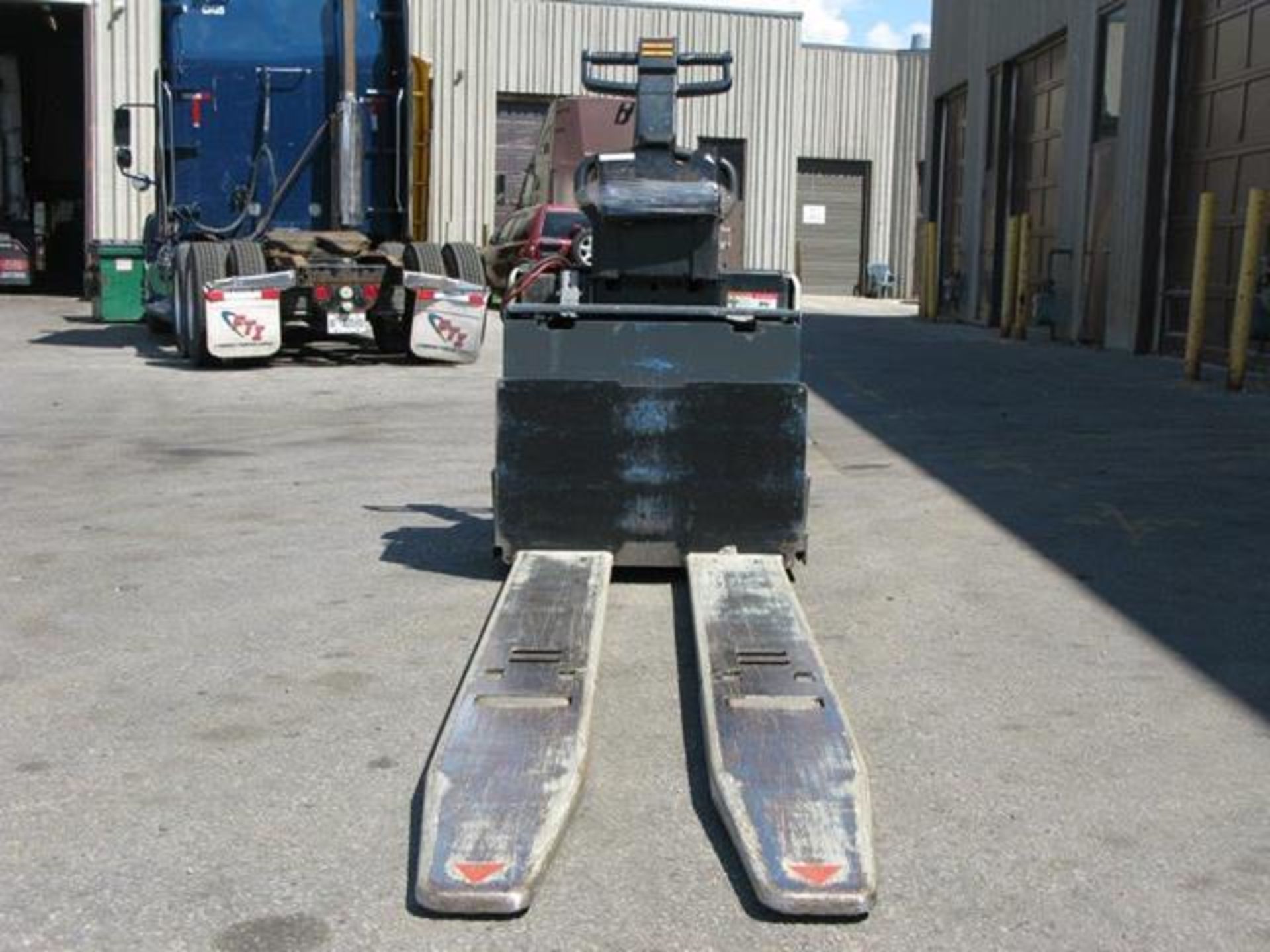 CROWN, PE4500-80, 8000 LBS, ELECTRIC, RIDING WALKIE - Image 2 of 9