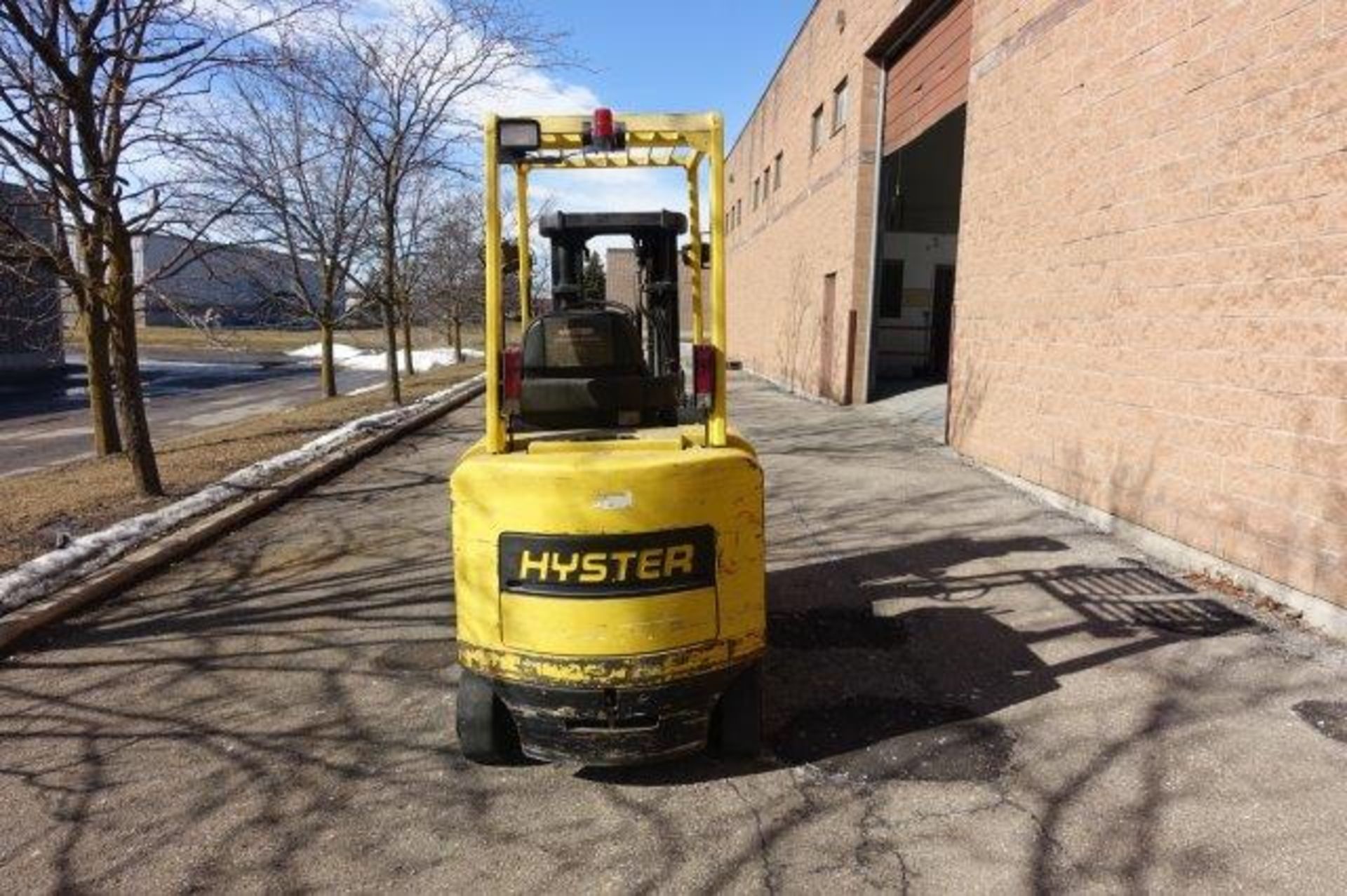 HYSTER, E60XM,-33, 5,800 LBS. 3 STAGE, 48V, BATTERY POWERED FORKLIFT, SIDESHIFT, 181" MAX LIFT - Image 4 of 8