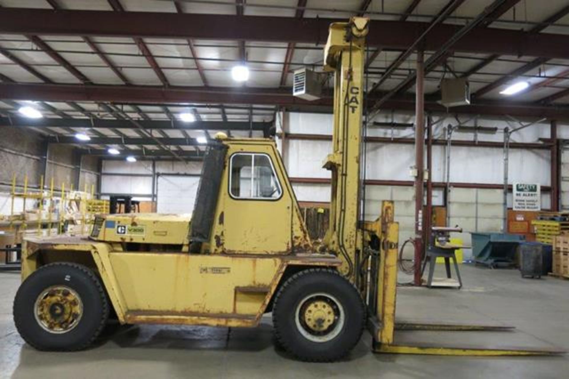 CATERPILLAR, V30, 30,000 LBS, 2 STAGE, DIESEL FORKLIFT, 218" MAXIMUM LIFT, S/N 25V00593 - Image 6 of 12