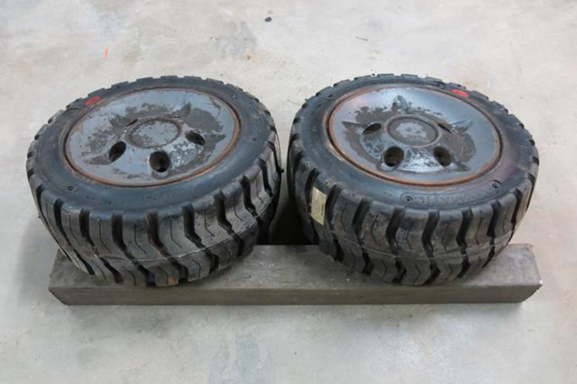 SET OF NEW FRONT TIRES FOR THE CROWN, SC5245-40, 3 WHEEL FORKLFIT (457, 178 X 308)