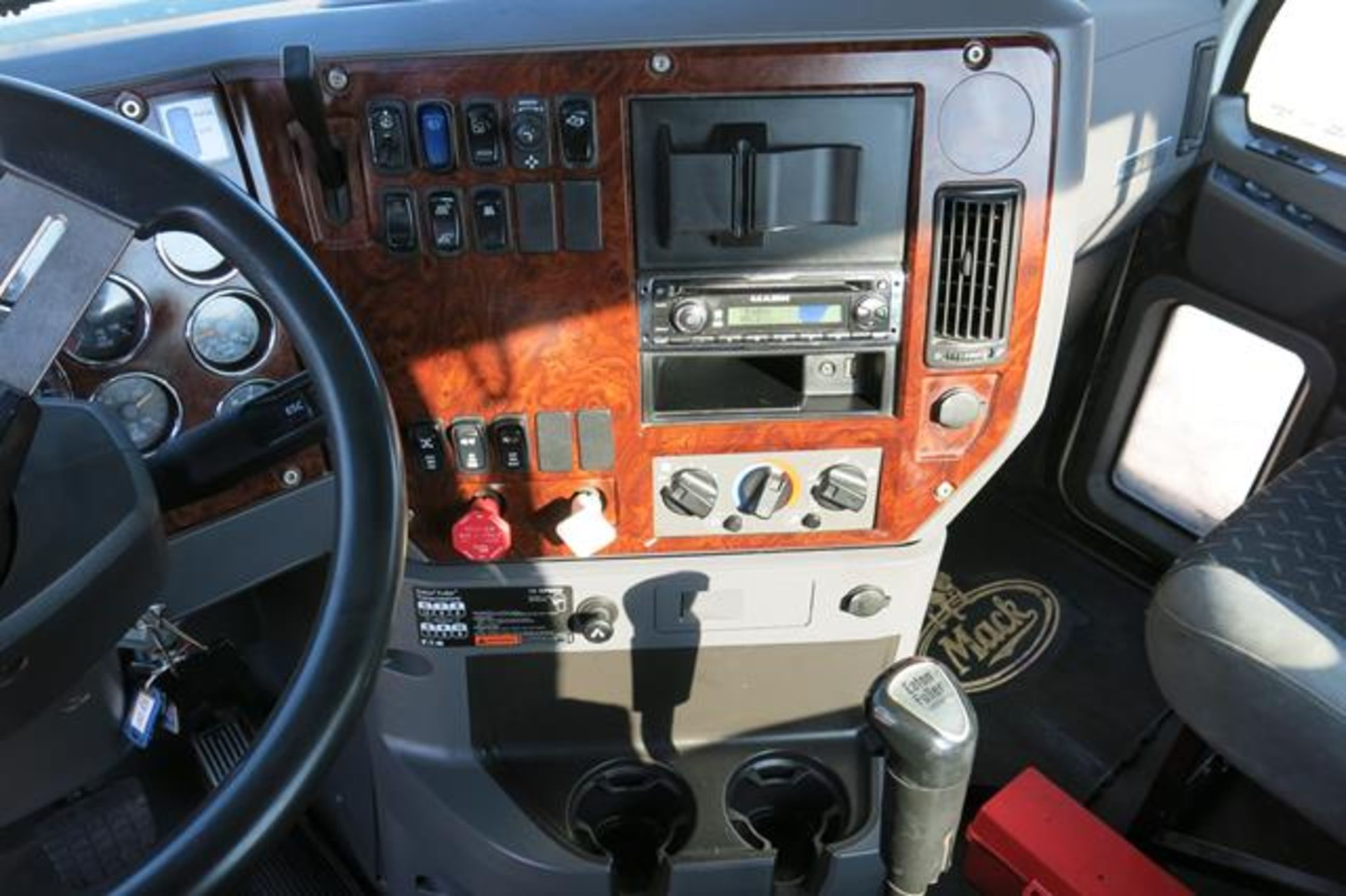 MACK, CXU613, TRUCK TRACTOR, DAY CAB, MACK MP7 DIESEL ENGINE, 10 SPEED MANUAL TRANSMISSION, 382, - Image 28 of 51