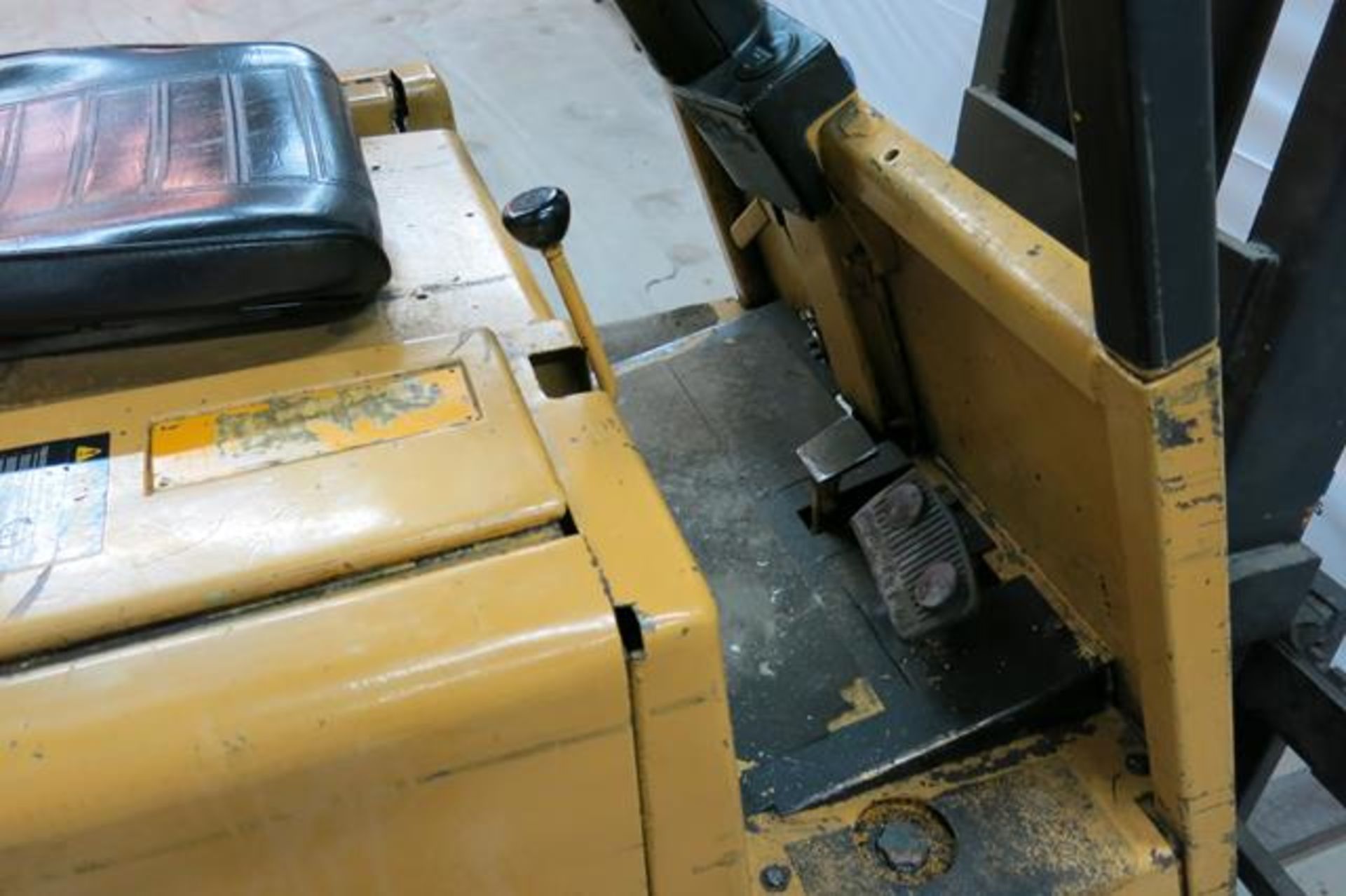 HYSTER, E40B, 3,500 LBS., 2 STAGE, 36V, BATTERY POWERED, FORKLIFT WITH CHARGER, 2,386 HOURS, S/N - Image 7 of 12