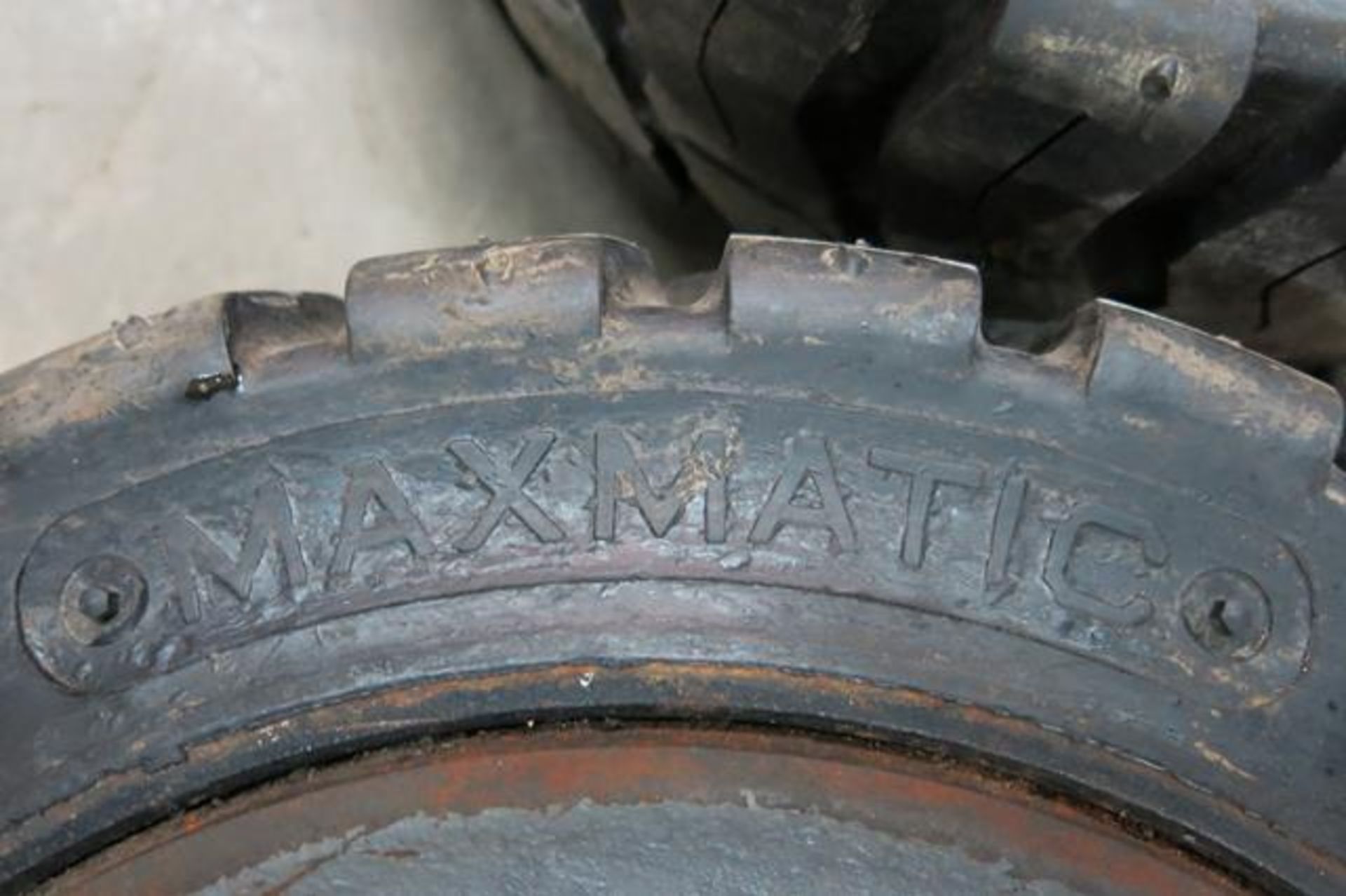 SET OF NEW FRONT TIRES FOR THE CROWN, SC5245-40, 3 WHEEL FORKLFIT (457, 178 X 308) - Image 2 of 4