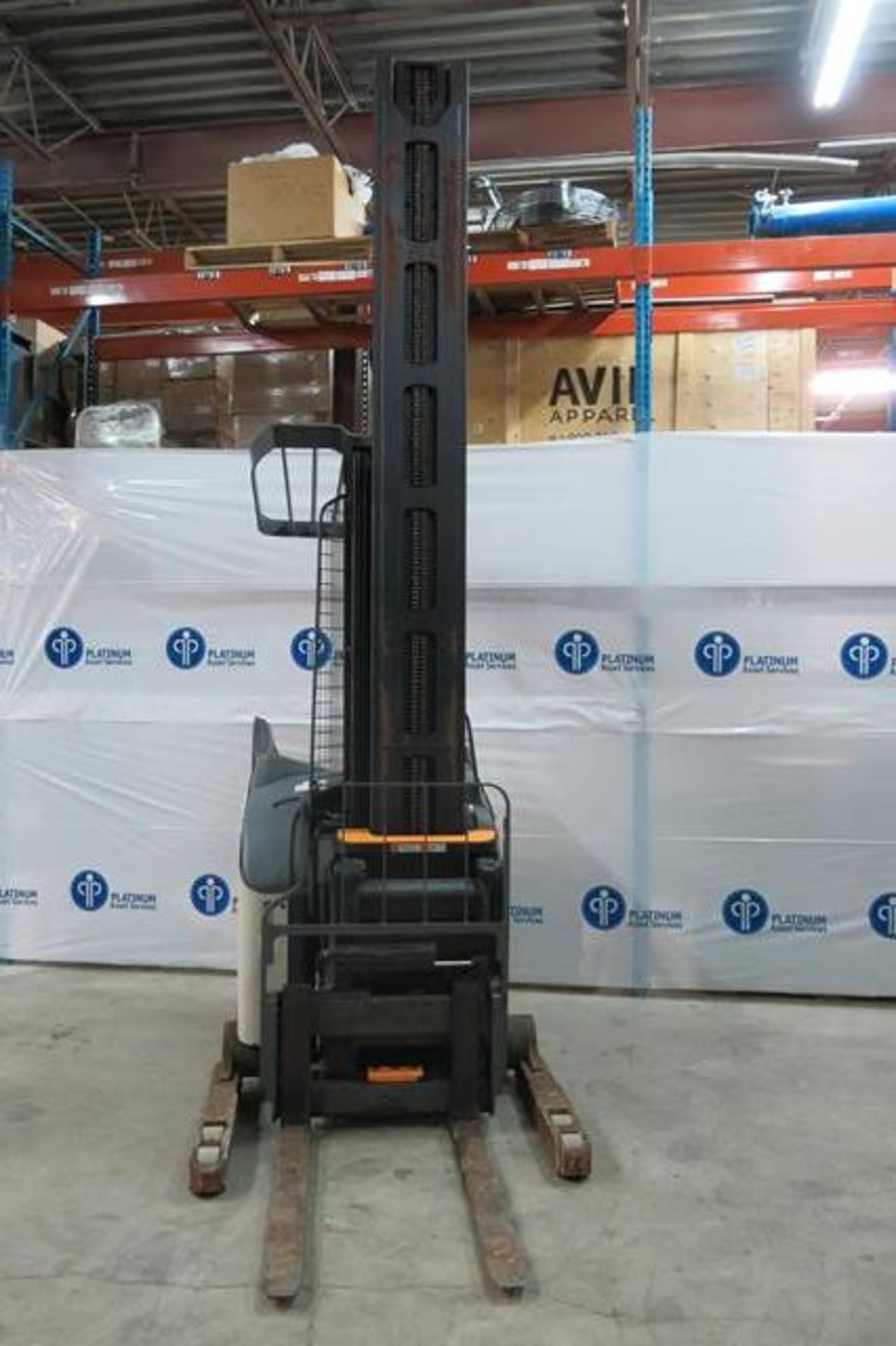 CROWN, RMD6025-32, 3,200 LBS., 48V, BATTERY POWERED REACH TRUCK WITH CHARGER, 373" MAXIMUM LIFT - Image 4 of 13