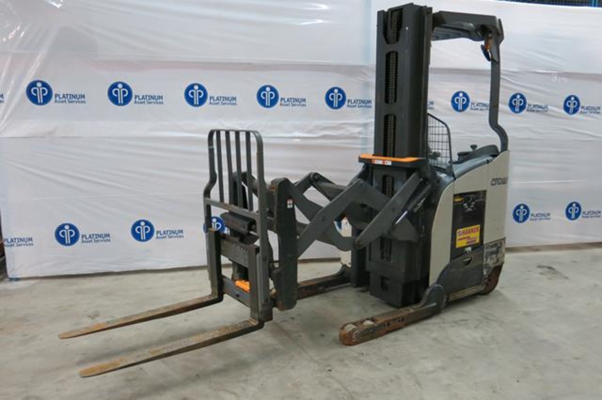 CROWN, RMD6025-32, 3,200 LBS., 36V, BATTERY POWERED REACH TRUCK WITH CHARGER, 2,187 HOURS, 210" - Image 6 of 9