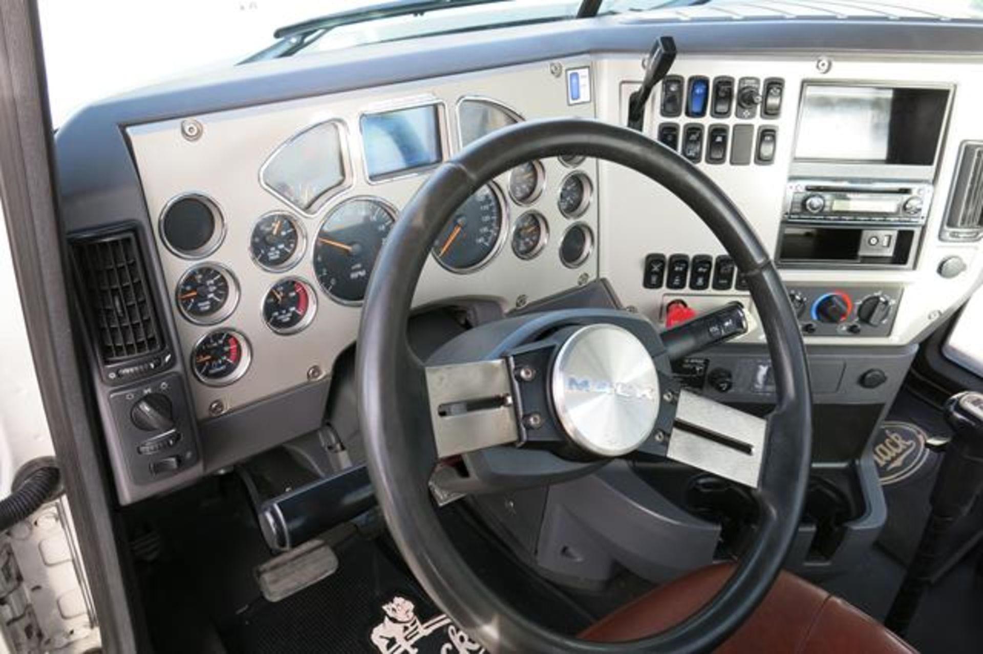 MACK, CXU613, TRUCK TRACTOR, DAY CAB, MACK MP7 DIESEL ENGINE, 10 SPEED MANUAL TRANSMISSION, 412, - Image 30 of 52