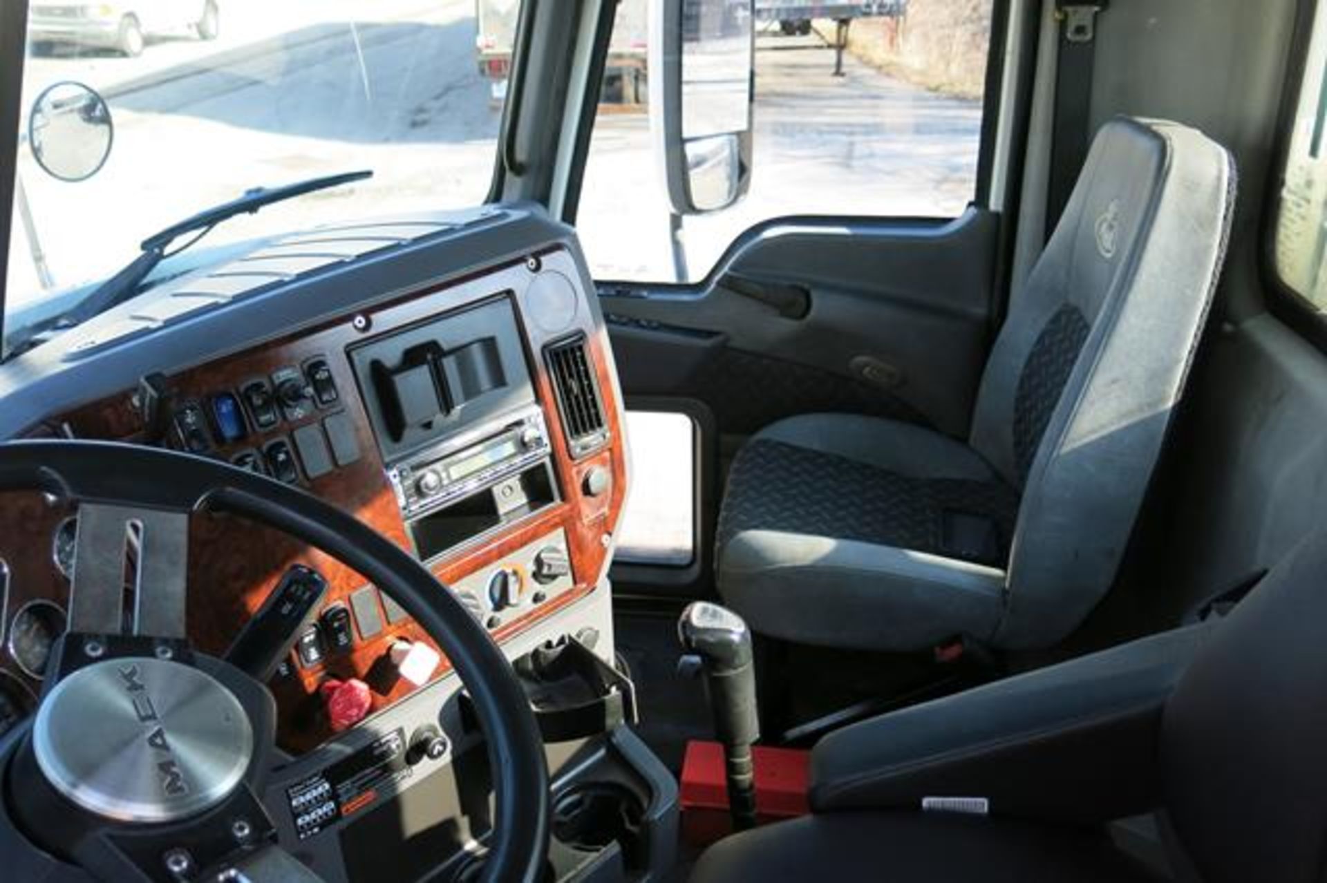 MACK, CXU613, TRUCK TRACTOR, DAY CAB, MACK MP7 DIESEL ENGINE, 10 SPEED MANUAL TRANSMISSION, 382, - Image 25 of 51