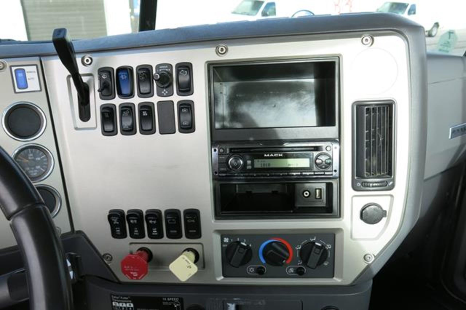 MACK, CXU613, TRUCK TRACTOR, DAY CAB, MACK MP7 DIESEL ENGINE, 10 SPEED MANUAL TRANSMISSION, 412, - Image 35 of 52