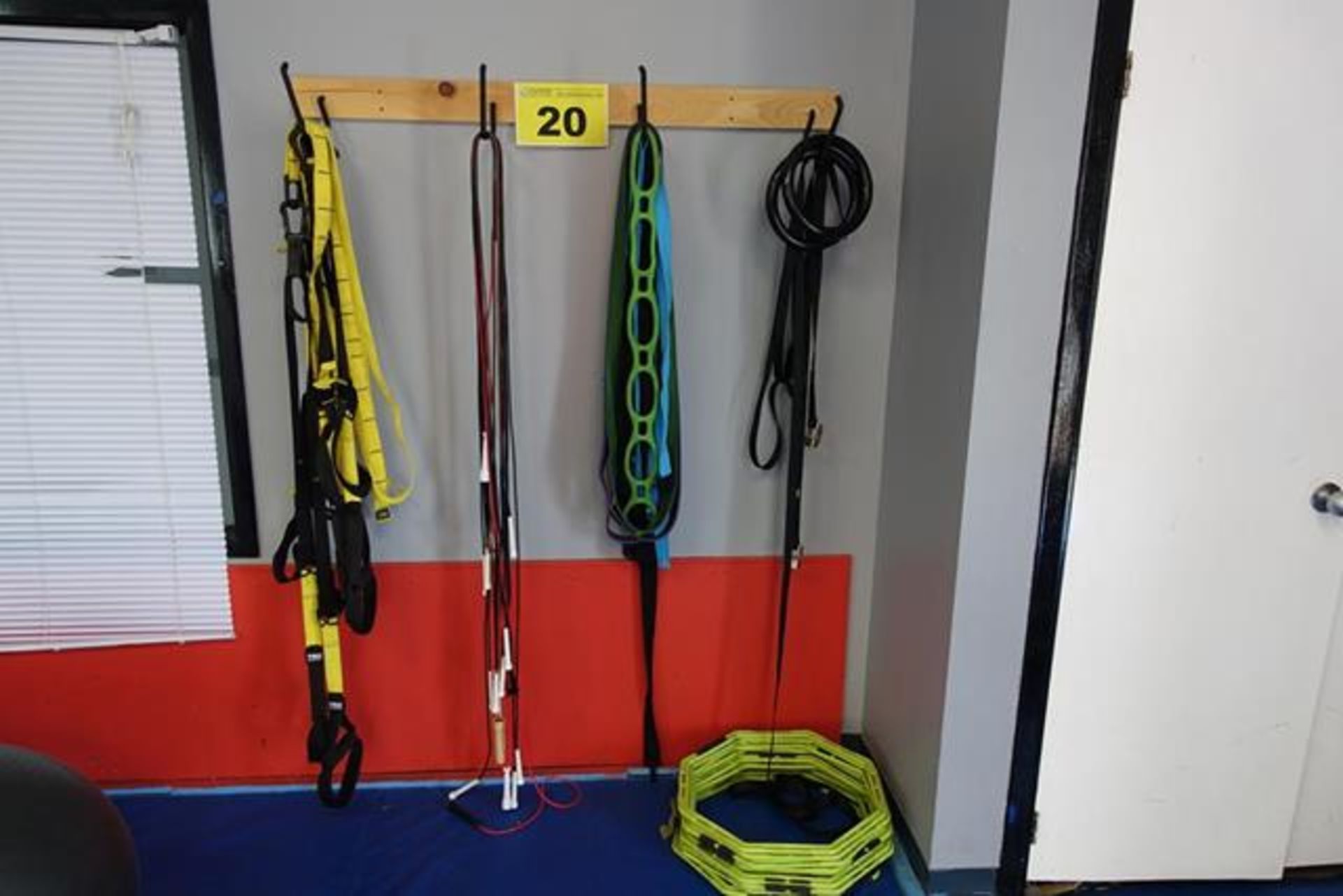 LOT OF ASSORTED STRENGTH TRAINING EQUIPMENT, ROPES AND JUMP ROPES
