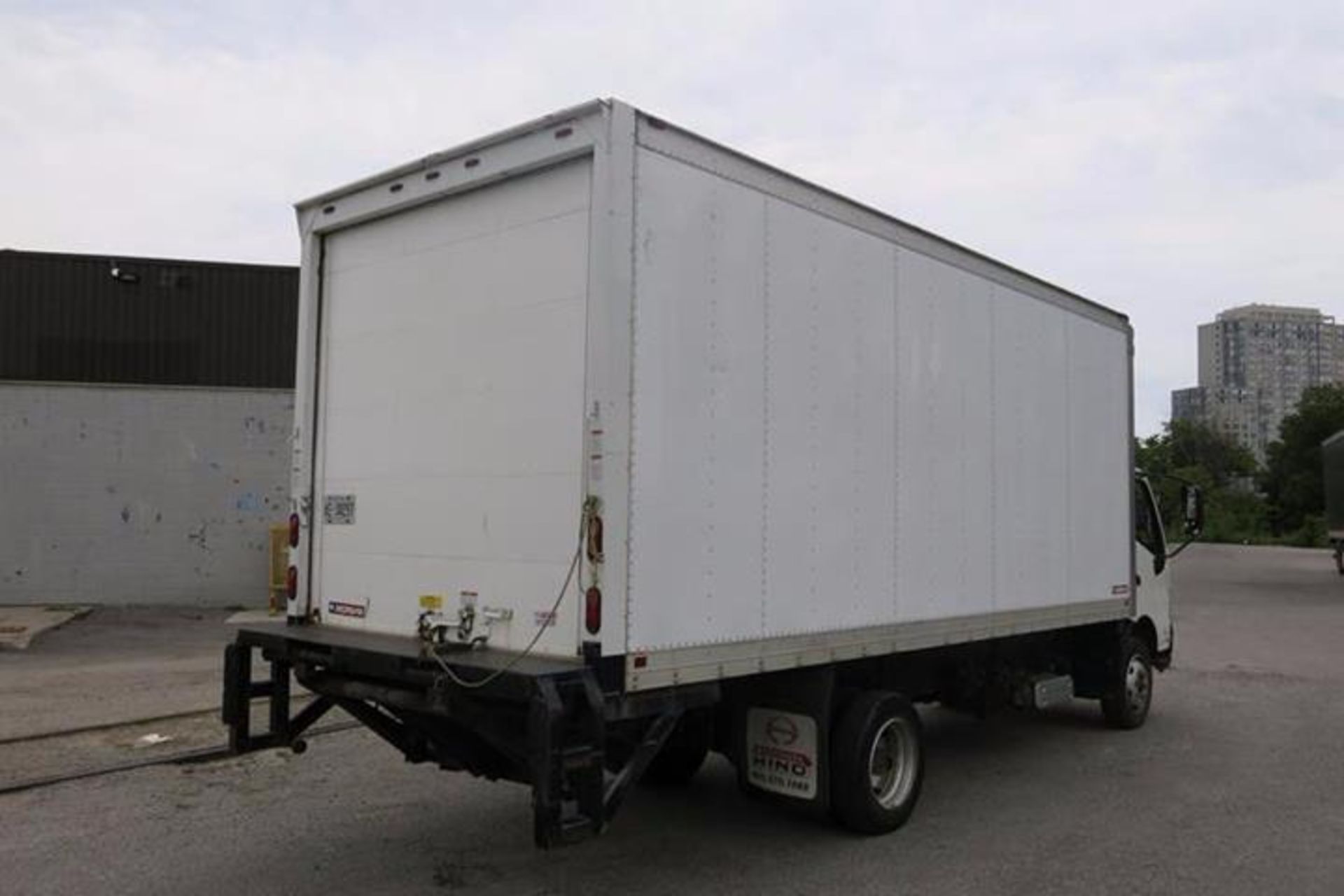 HINO 195, 20’, BOX TRUCK WITH POWER TAILGATE, BOX DIMENSIONS (20’ LONG X 7’8” WIDE, 7’8” HIGH) - Image 5 of 9