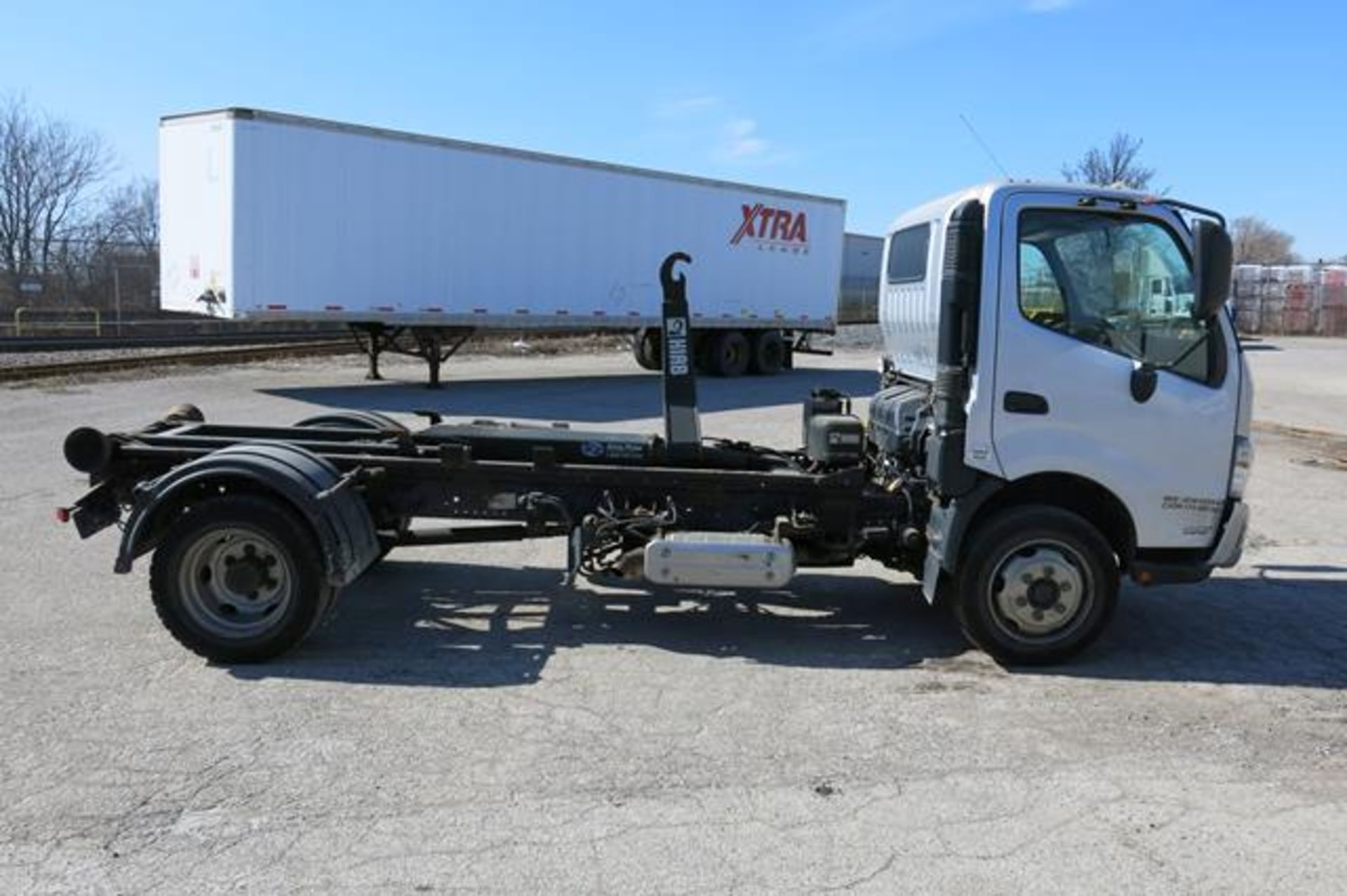 HINO, 195, WITH HIAB, 5 TON, HOOK LIFT, DIESEL ENGINE, AIR CONDITIONING, AUTOMATIC TRANSMISSION, - Image 6 of 35