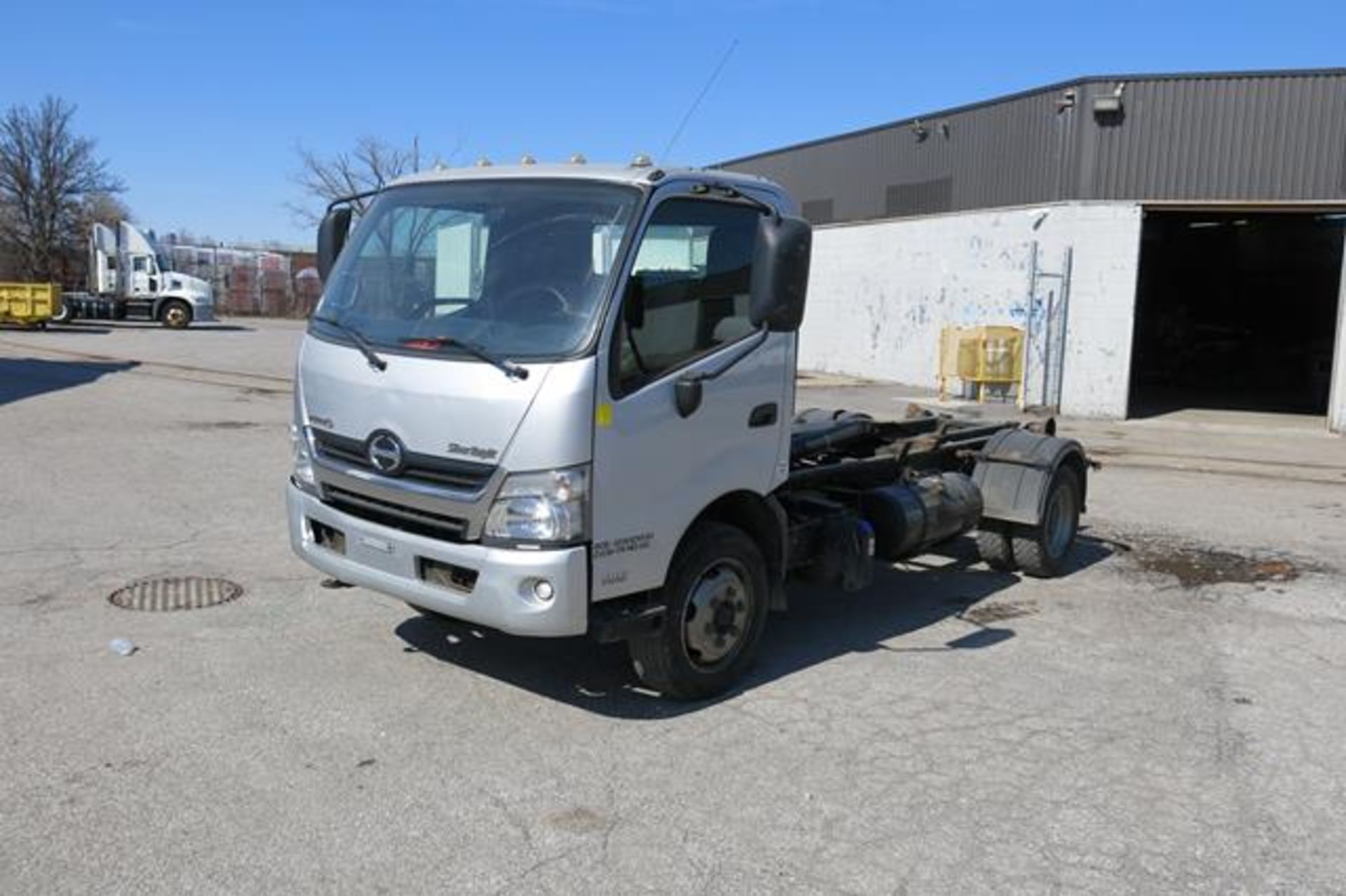 HINO, 195, WITH HIAB, 5 TON, HOOK LIFT, DIESEL ENGINE, AIR CONDITIONING, AUTOMATIC TRANSMISSION, - Image 4 of 35