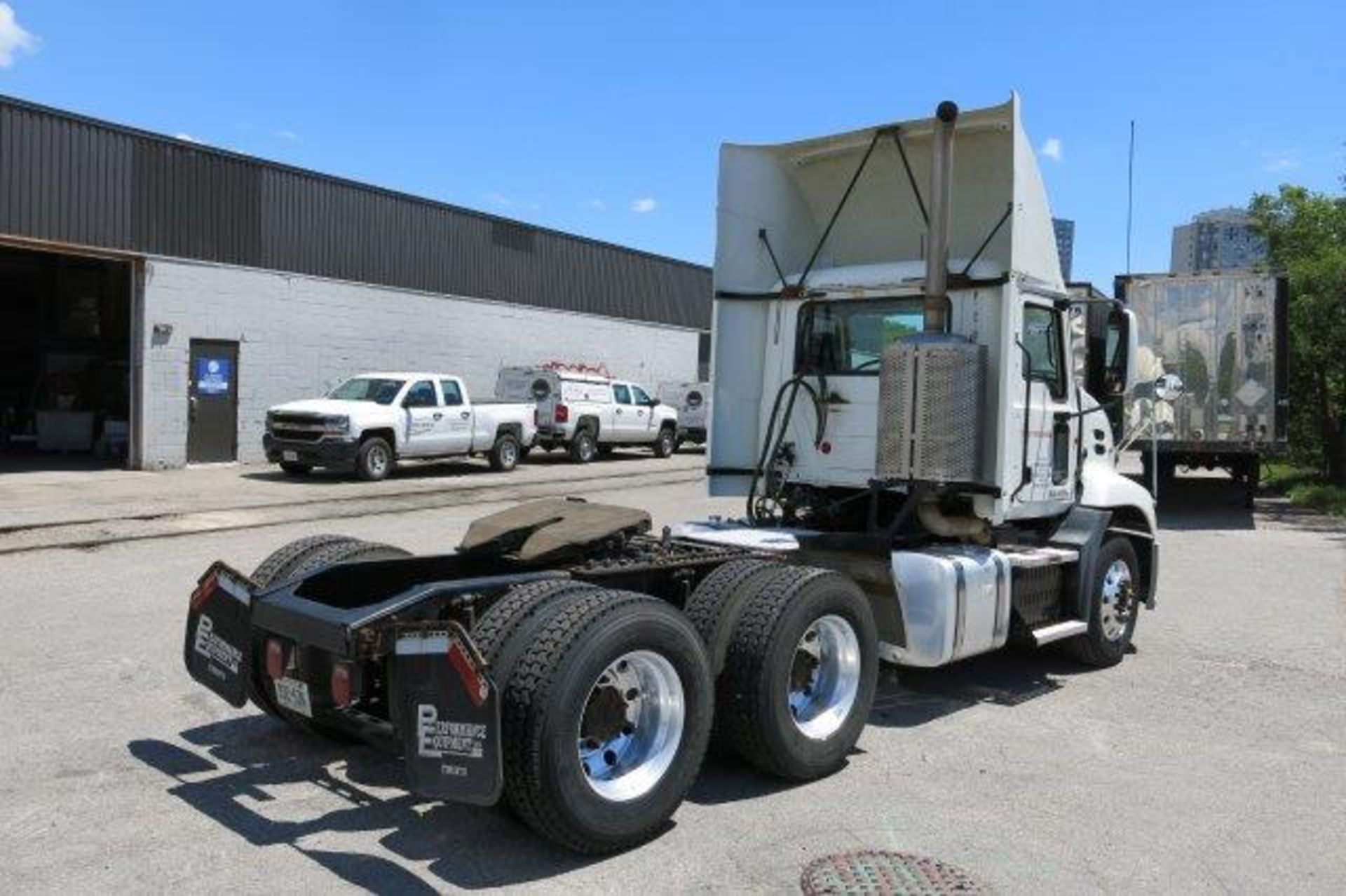 MACK, CXU613, TANDEM AXLE, TRUCK TRACTOR, DAY CAB, MACK MP7, 395 HP, DIESEL ENGINE, EATON FULLER, 10 - Image 6 of 34