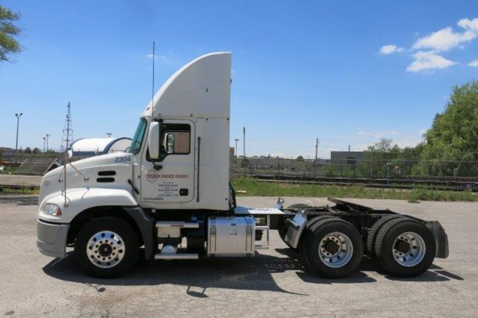 MACK, CXU613, TANDEM AXLE, TRUCK TRACTOR, DAY CAB, MACK MP7, 395 HP, DIESEL ENGINE, EATON FULLER, 10 - Image 13 of 34