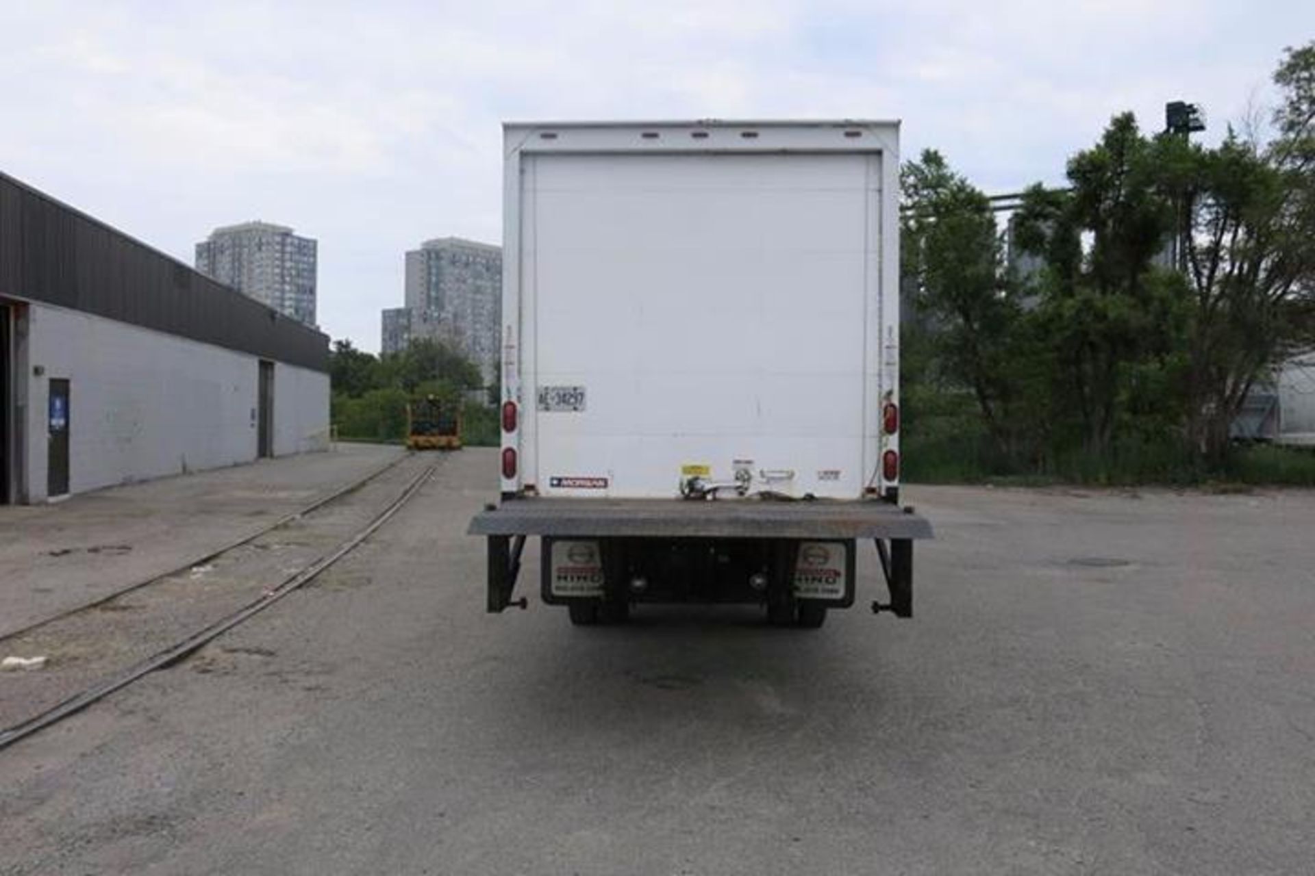 HINO 195, 20’, BOX TRUCK WITH POWER TAILGATE, BOX DIMENSIONS (20’ LONG X 7’8” WIDE, 7’8” HIGH) - Image 6 of 9