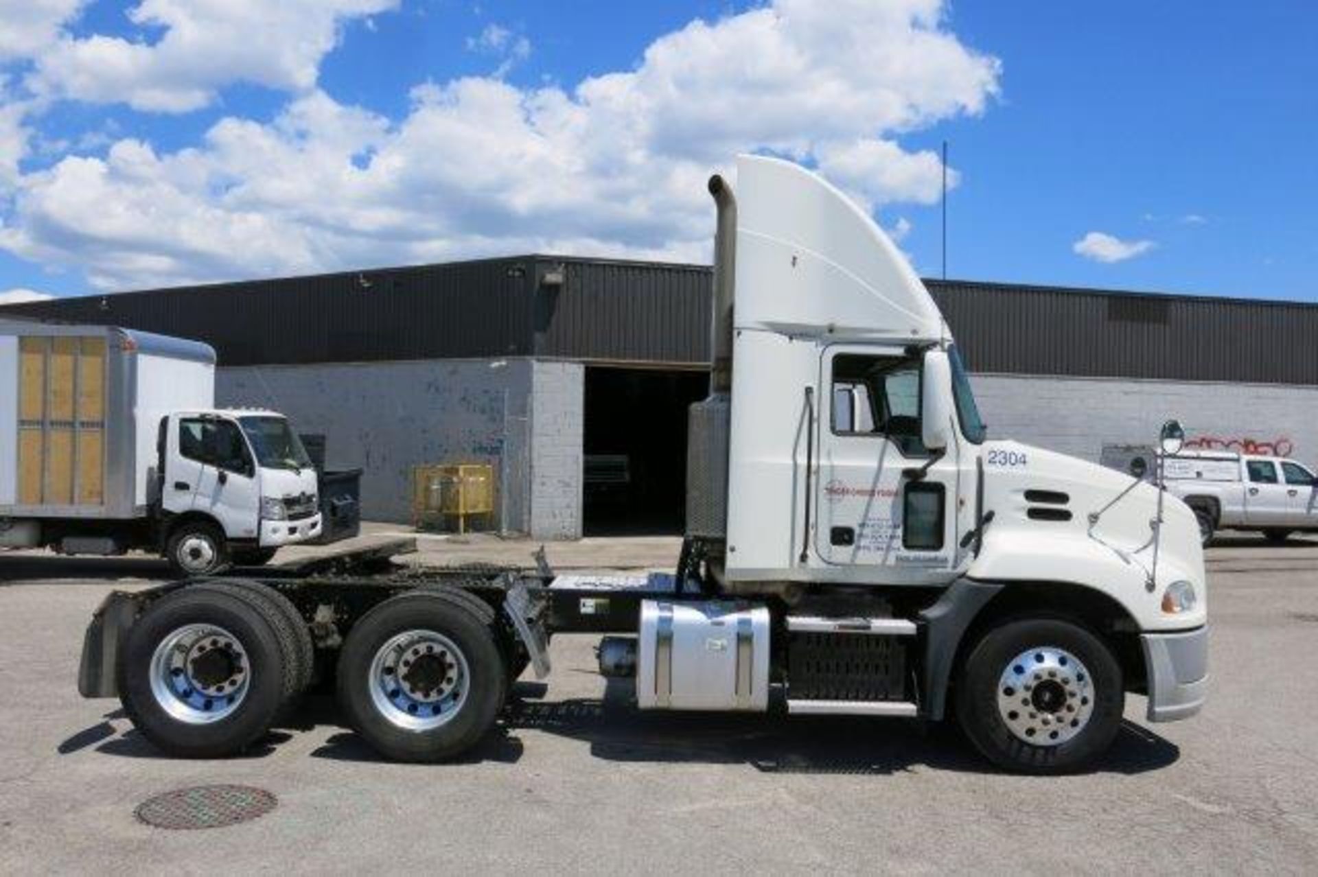 MACK, CXU613, TANDEM AXLE, TRUCK TRACTOR, DAY CAB, MACK MP7, 395 HP, DIESEL ENGINE, EATON FULLER, 10 - Image 5 of 34