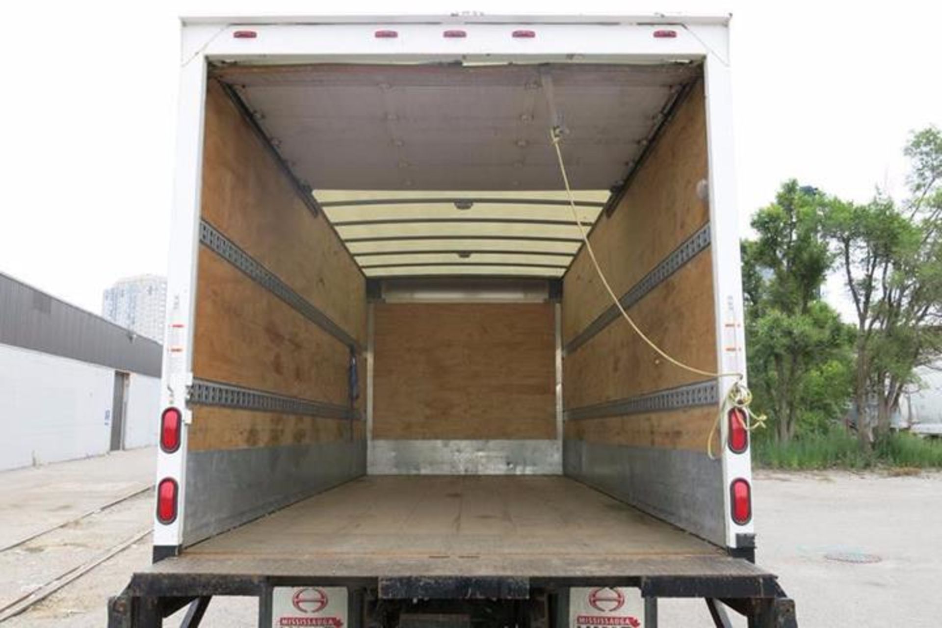 HINO 195, 20’, BOX TRUCK WITH POWER TAILGATE, BOX DIMENSIONS (20’ LONG X 7’8” WIDE, 7’8” HIGH) - Image 7 of 9