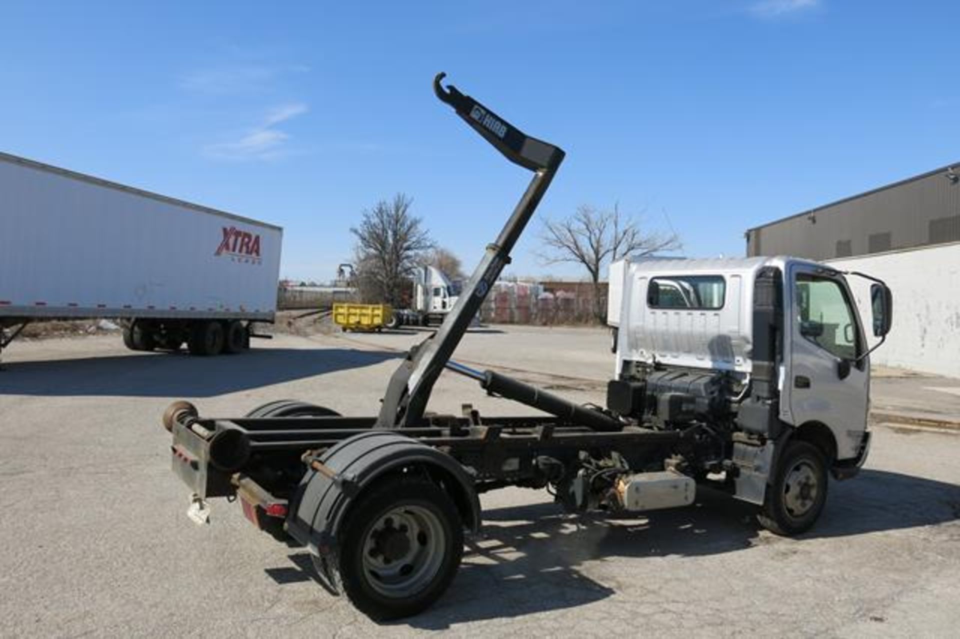 HINO, 195, WITH HIAB, 5 TON, HOOK LIFT, DIESEL ENGINE, AIR CONDITIONING, AUTOMATIC TRANSMISSION, - Image 10 of 35