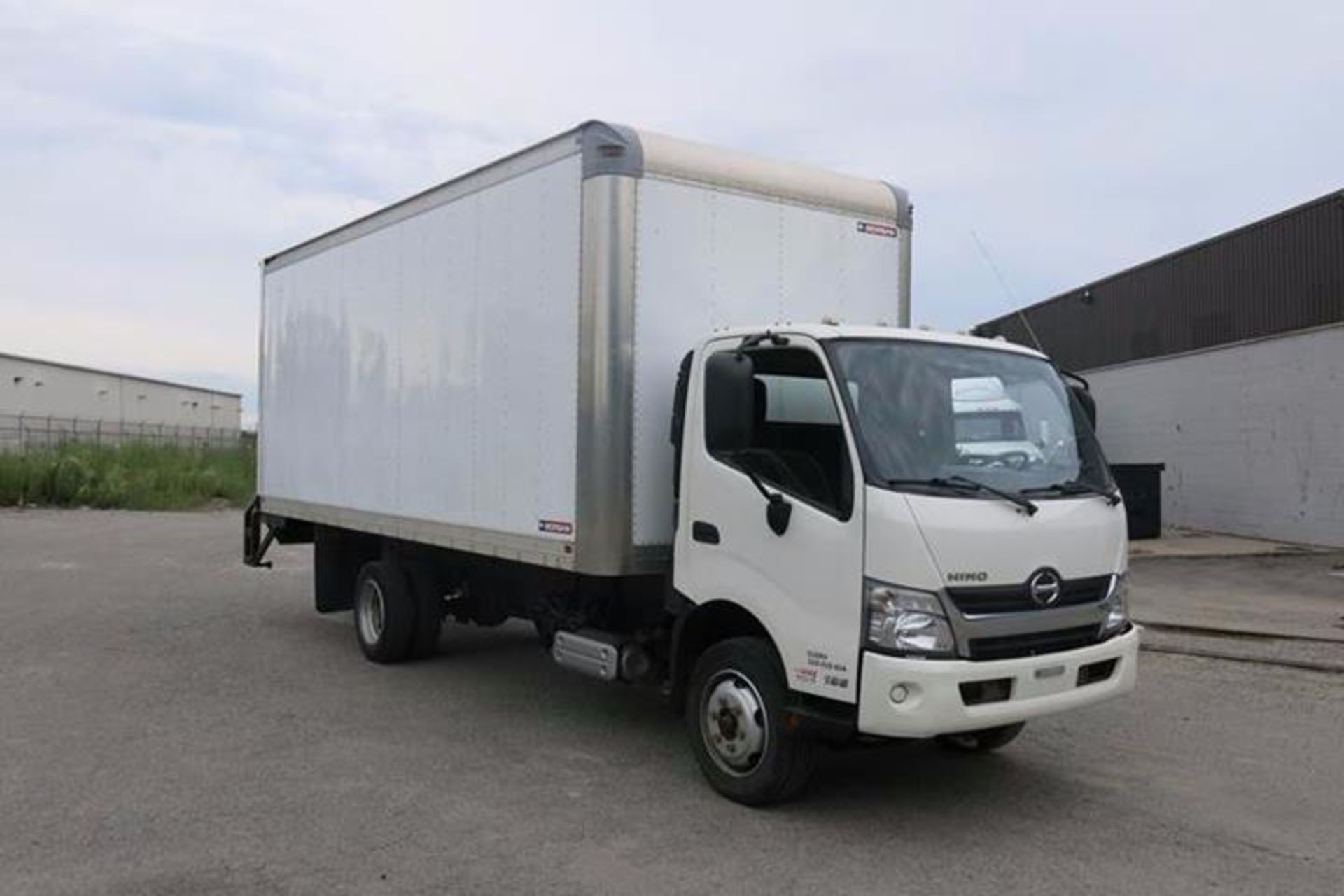 HINO 195, 20’, BOX TRUCK WITH POWER TAILGATE, BOX DIMENSIONS (20’ LONG X 7’8” WIDE, 7’8” HIGH) - Image 3 of 9