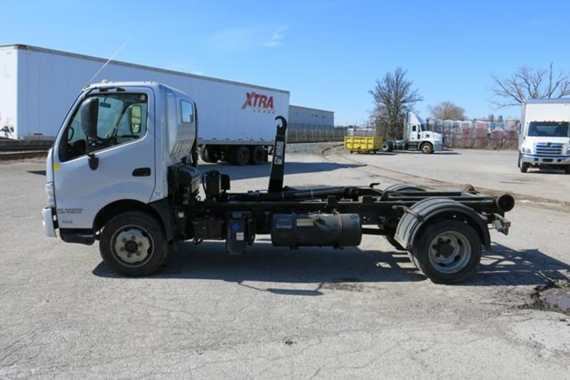 HINO, 195, WITH HIAB, 5 TON, HOOK LIFT, DIESEL ENGINE, AIR CONDITIONING, AUTOMATIC TRANSMISSION, - Image 7 of 35