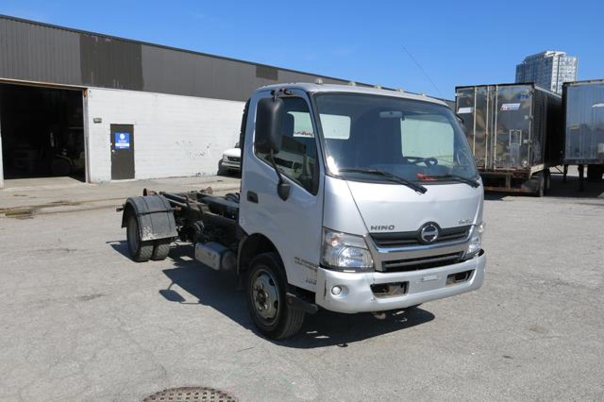 HINO, 195, WITH HIAB, 5 TON, HOOK LIFT, DIESEL ENGINE, AIR CONDITIONING, AUTOMATIC TRANSMISSION, - Image 2 of 35