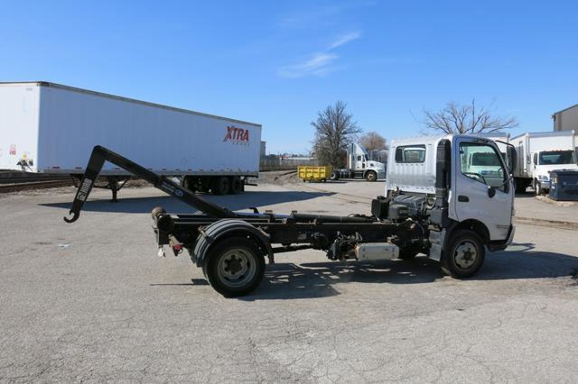 HINO, 195, WITH HIAB, 5 TON, HOOK LIFT, DIESEL ENGINE, AIR CONDITIONING, AUTOMATIC TRANSMISSION, - Image 12 of 35