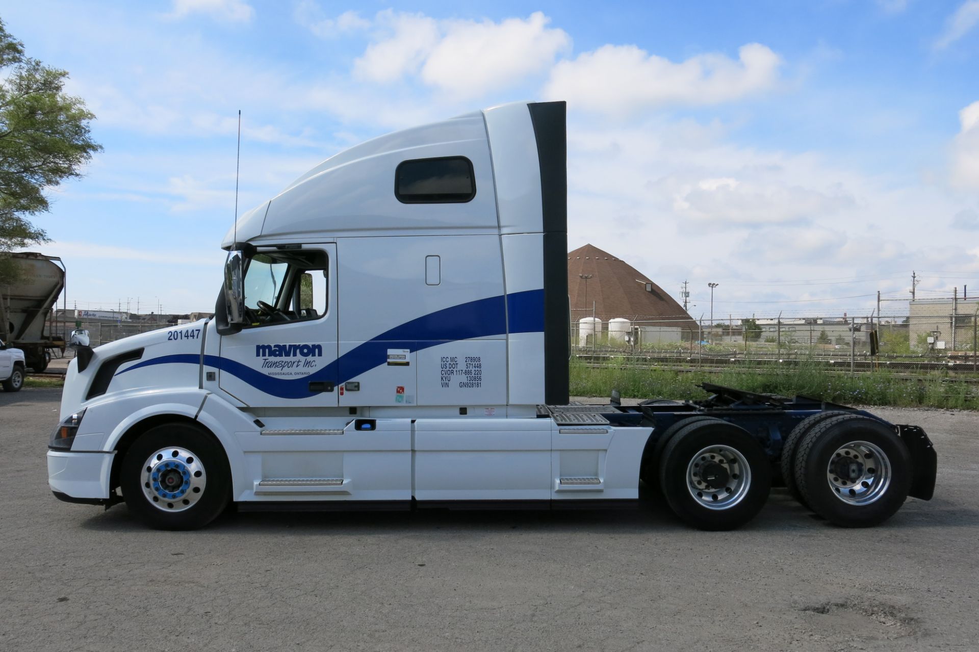 VOLVO, VNL64T, SLEEPER TRACTOR, HIGH RISE SLEEPER, DOUBLE BUNKS, VOLVO, D13, 425 HP, DIESEL - Image 5 of 27