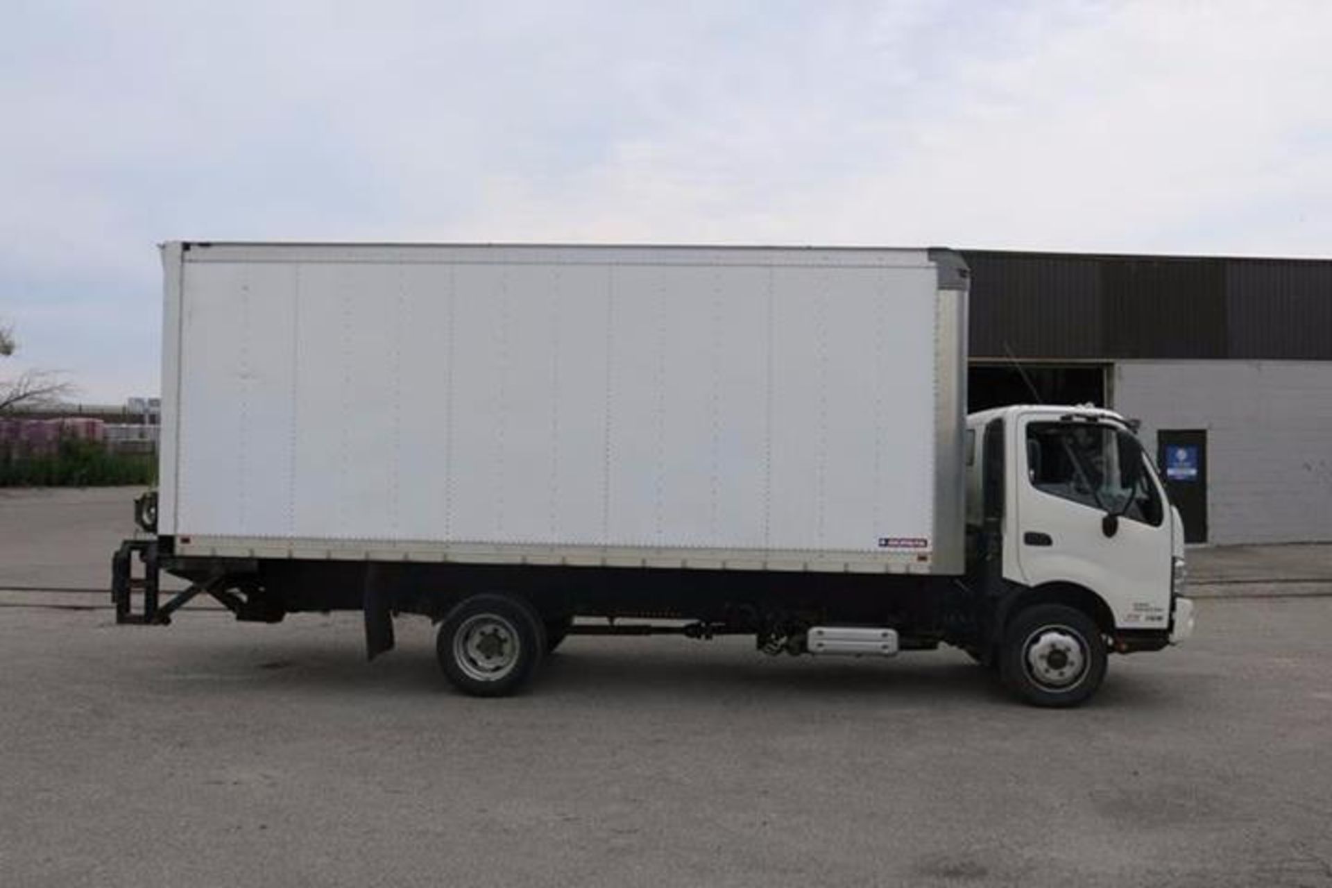 HINO 195, 20’, BOX TRUCK WITH POWER TAILGATE, BOX DIMENSIONS (20’ LONG X 7’8” WIDE, 7’8” HIGH) - Image 4 of 9