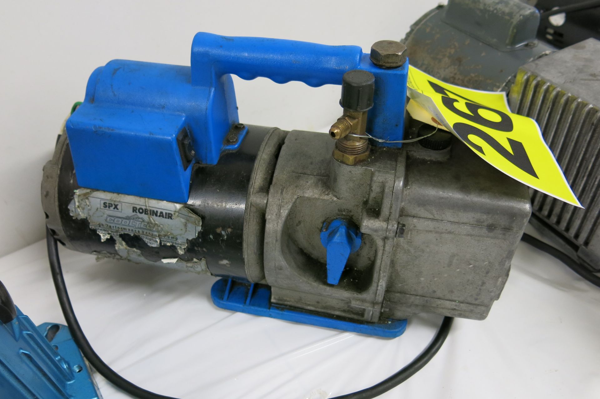 SPX, ROBINAIR, VACUUM PUMP (LOCATED IN MISSISSAUGA) - Image 2 of 3